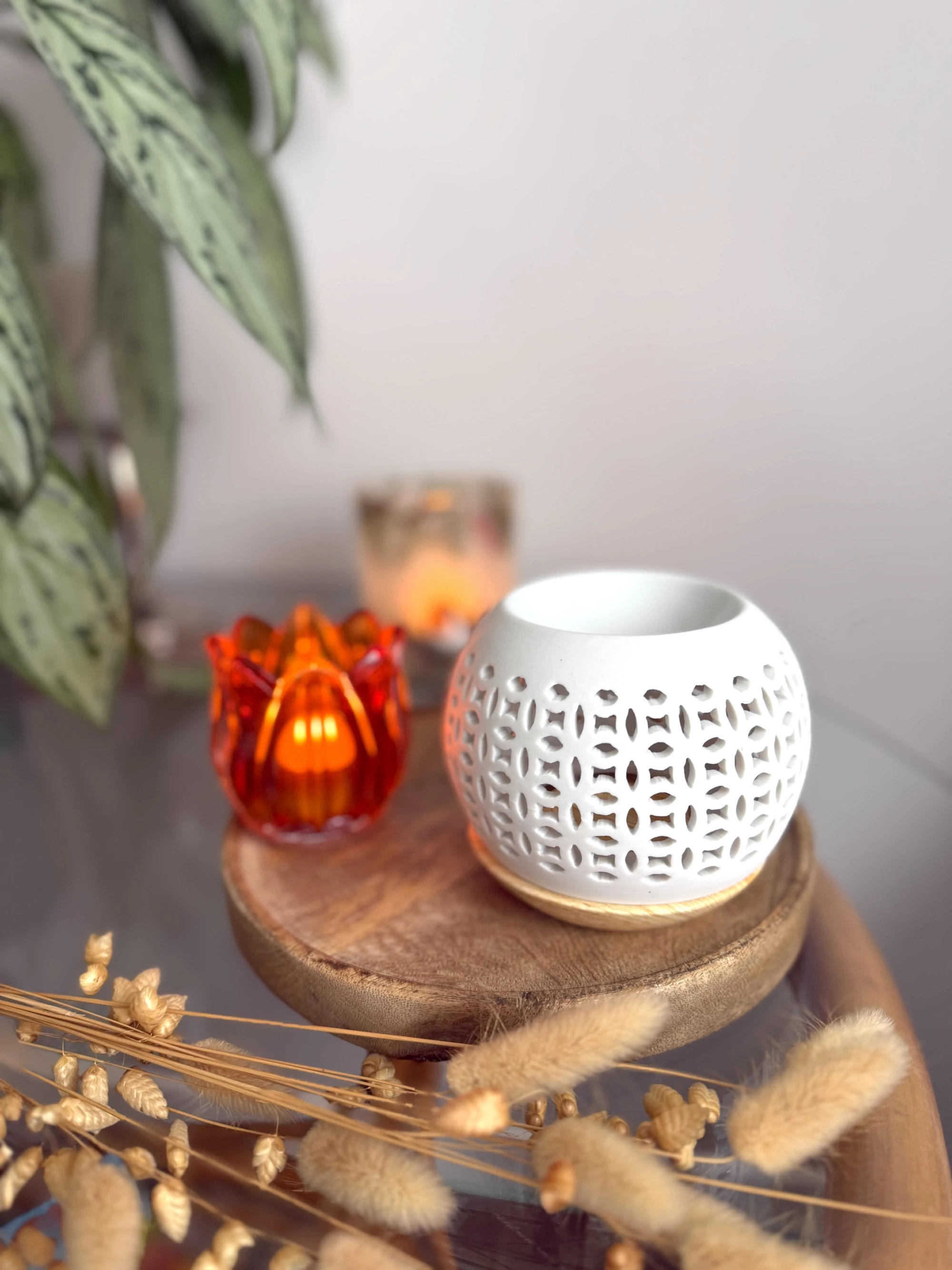Duftlampe aus Porzellan in Weiss