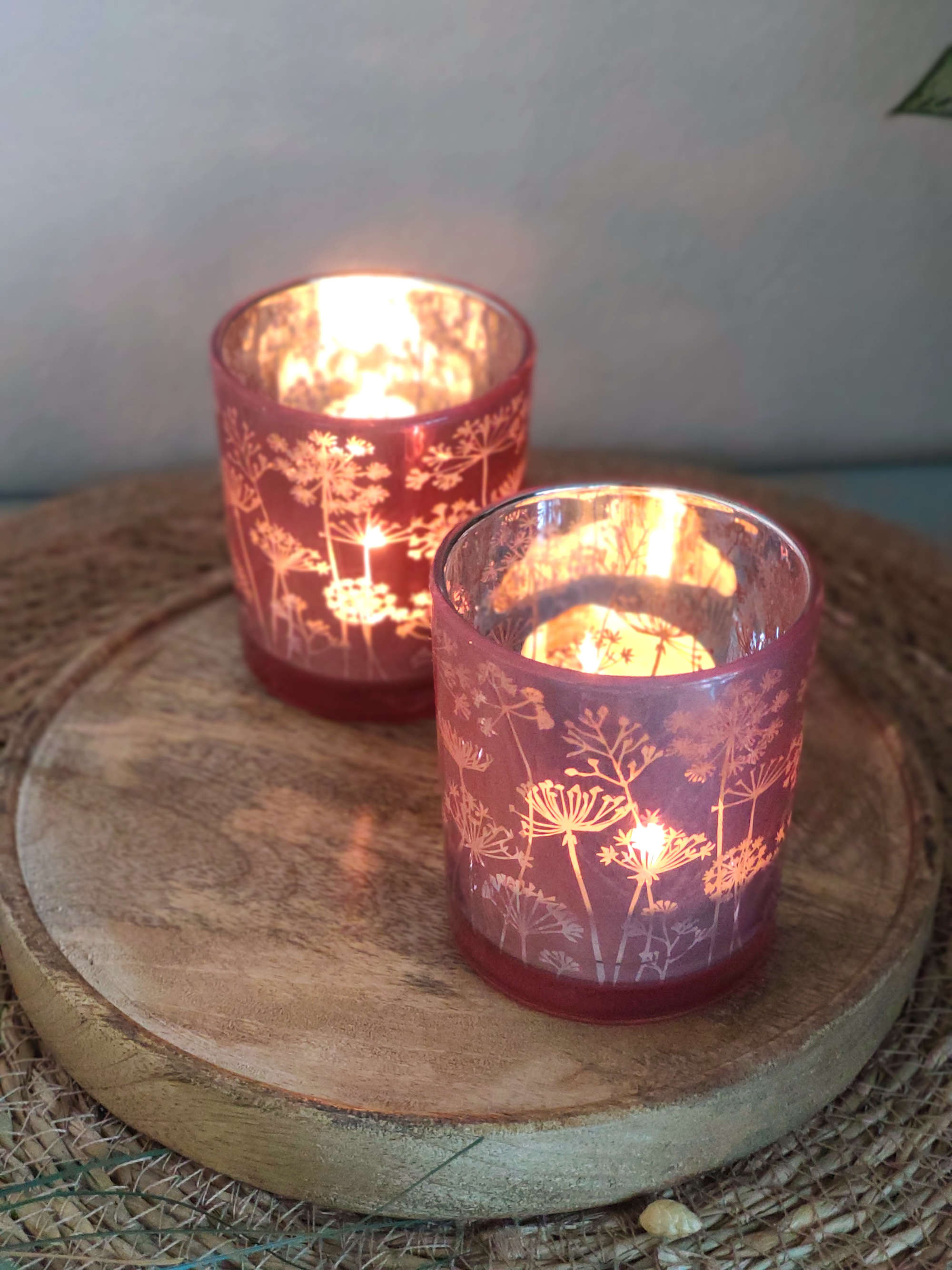Zwei kleine Teelichthalter in Rosa mit Dekoration