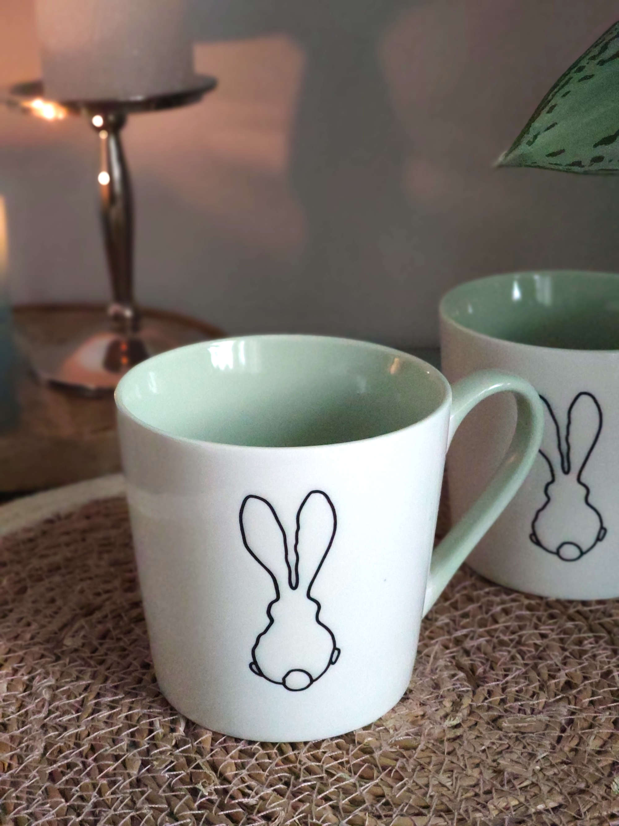 Porzellan Becher Hase Motiv Weiss Gruen mit Dekoration