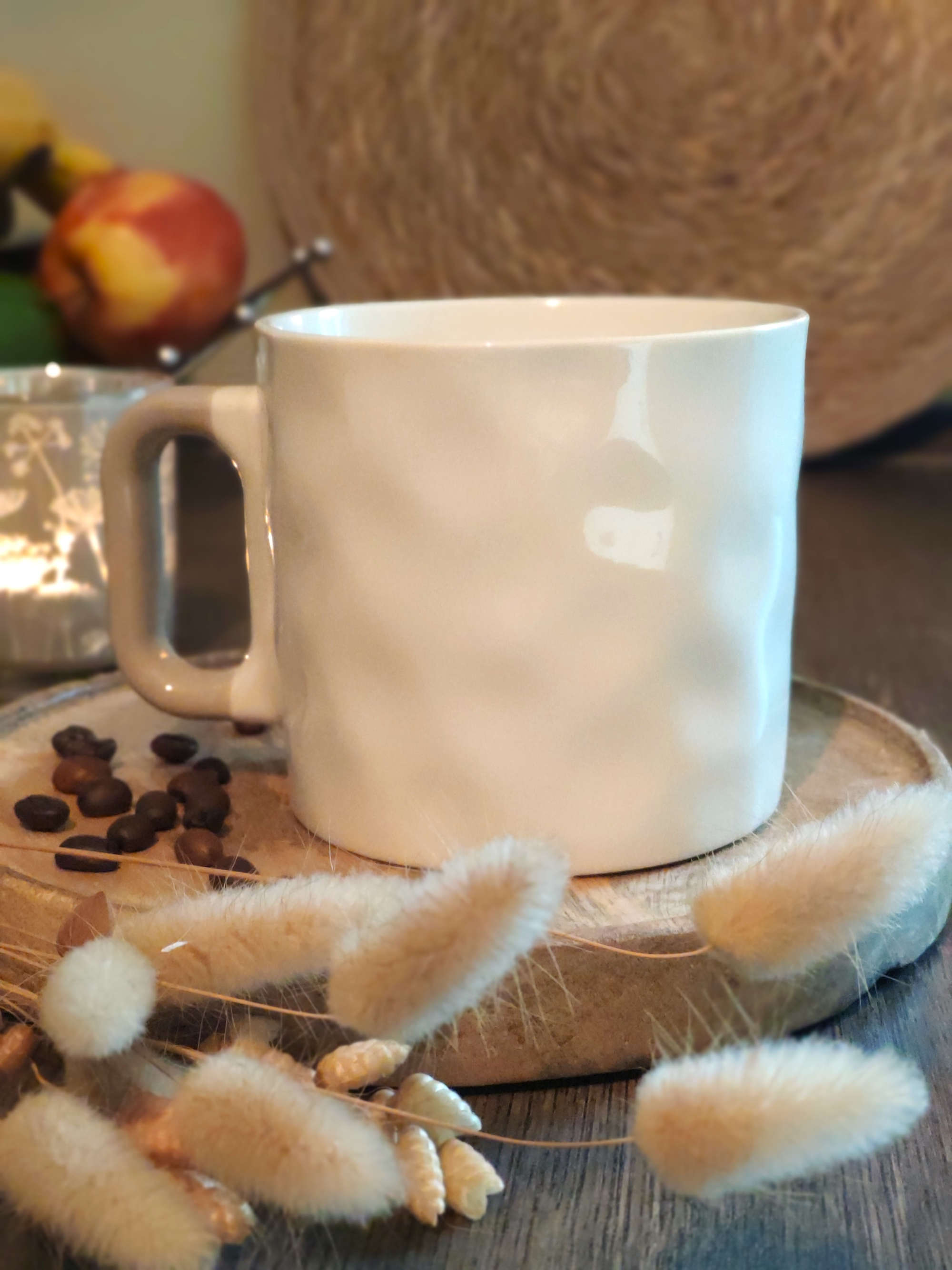 Porzellan Becher mit Beige Blumen und Dekoration