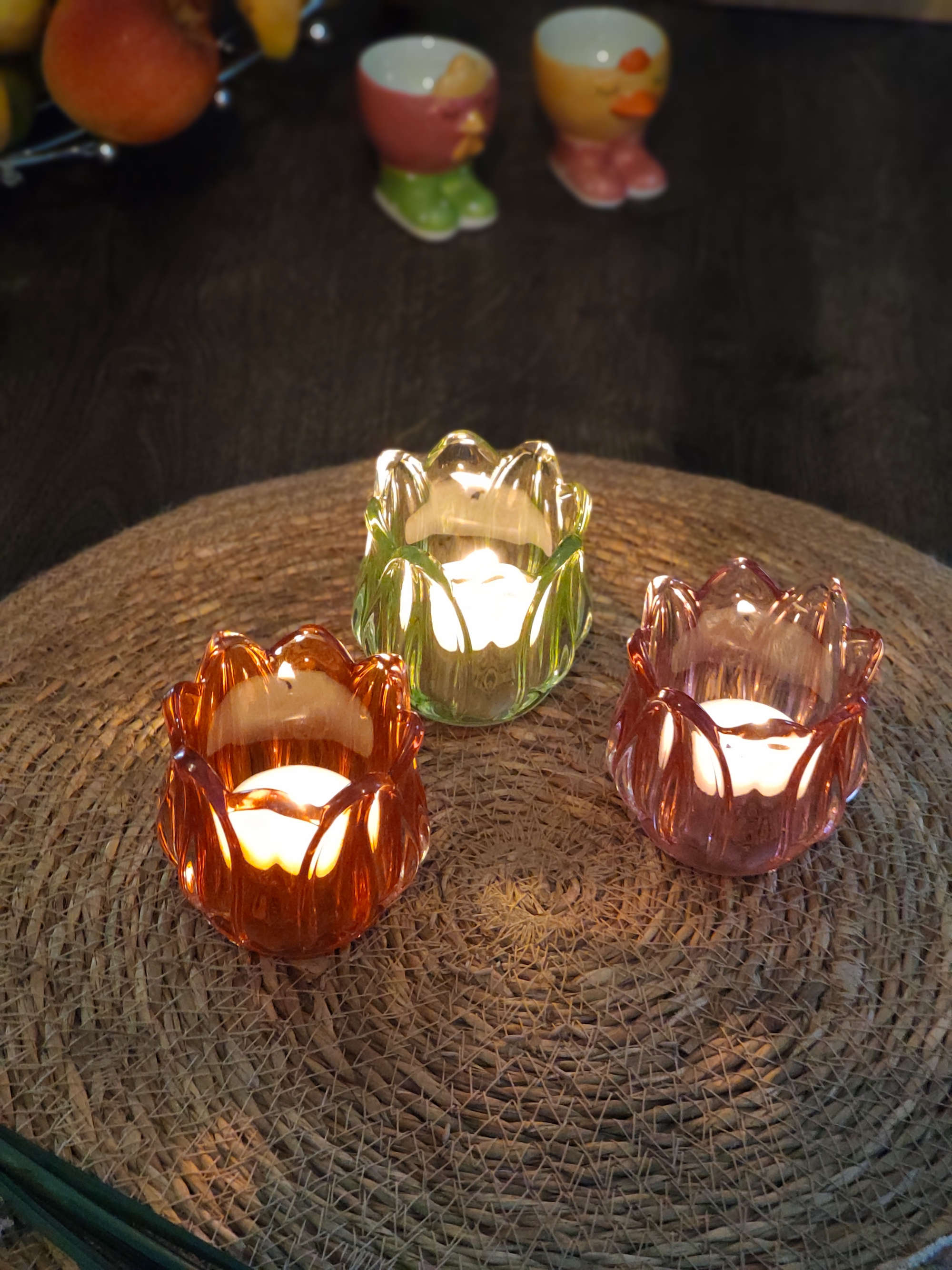 Windlichter aus Glas Blumenform auf einem Tisch und Dekoration