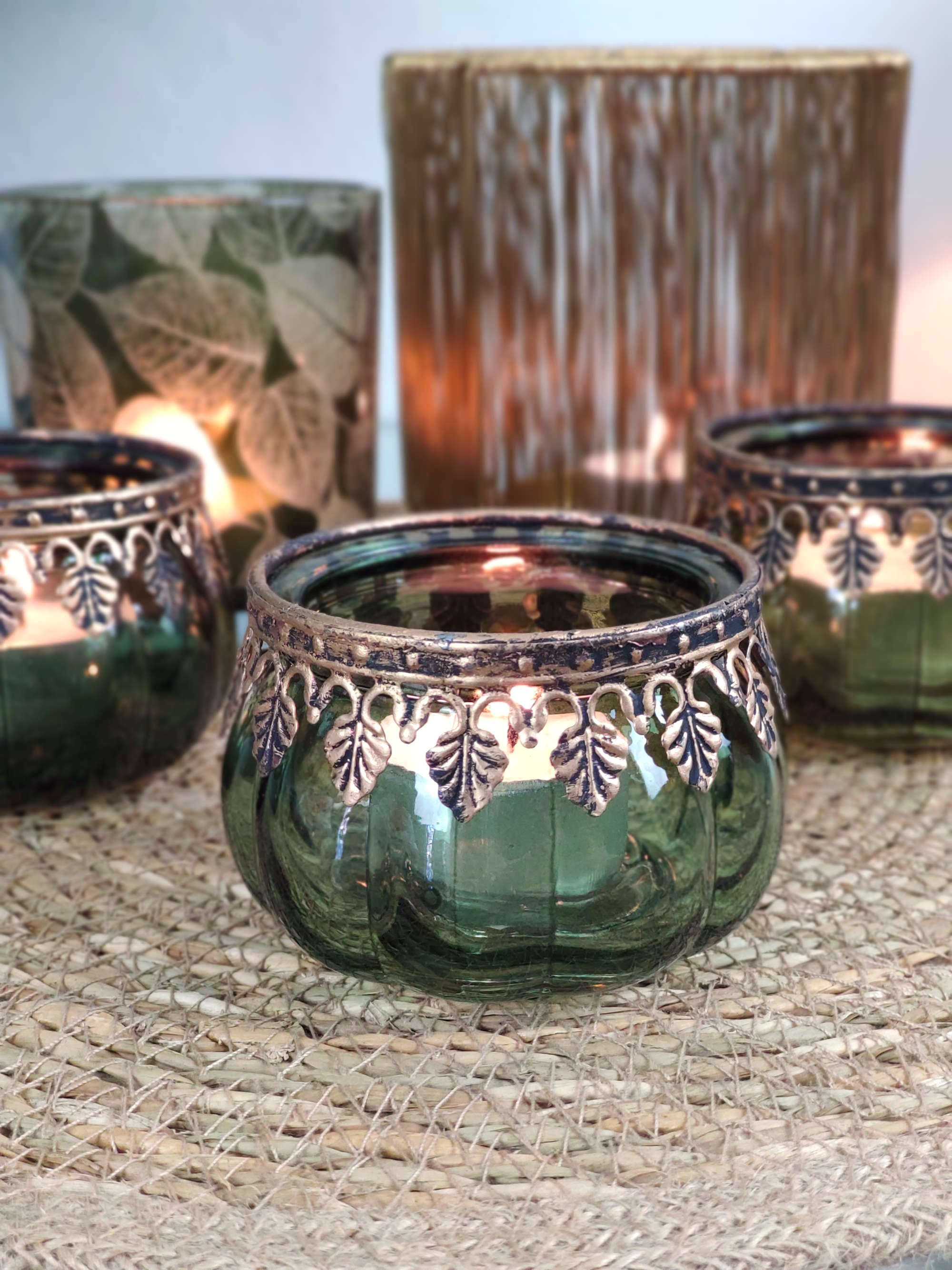 Produktbild Teelichthalter Gruene und goldene Teelichthalter mit Dekoration