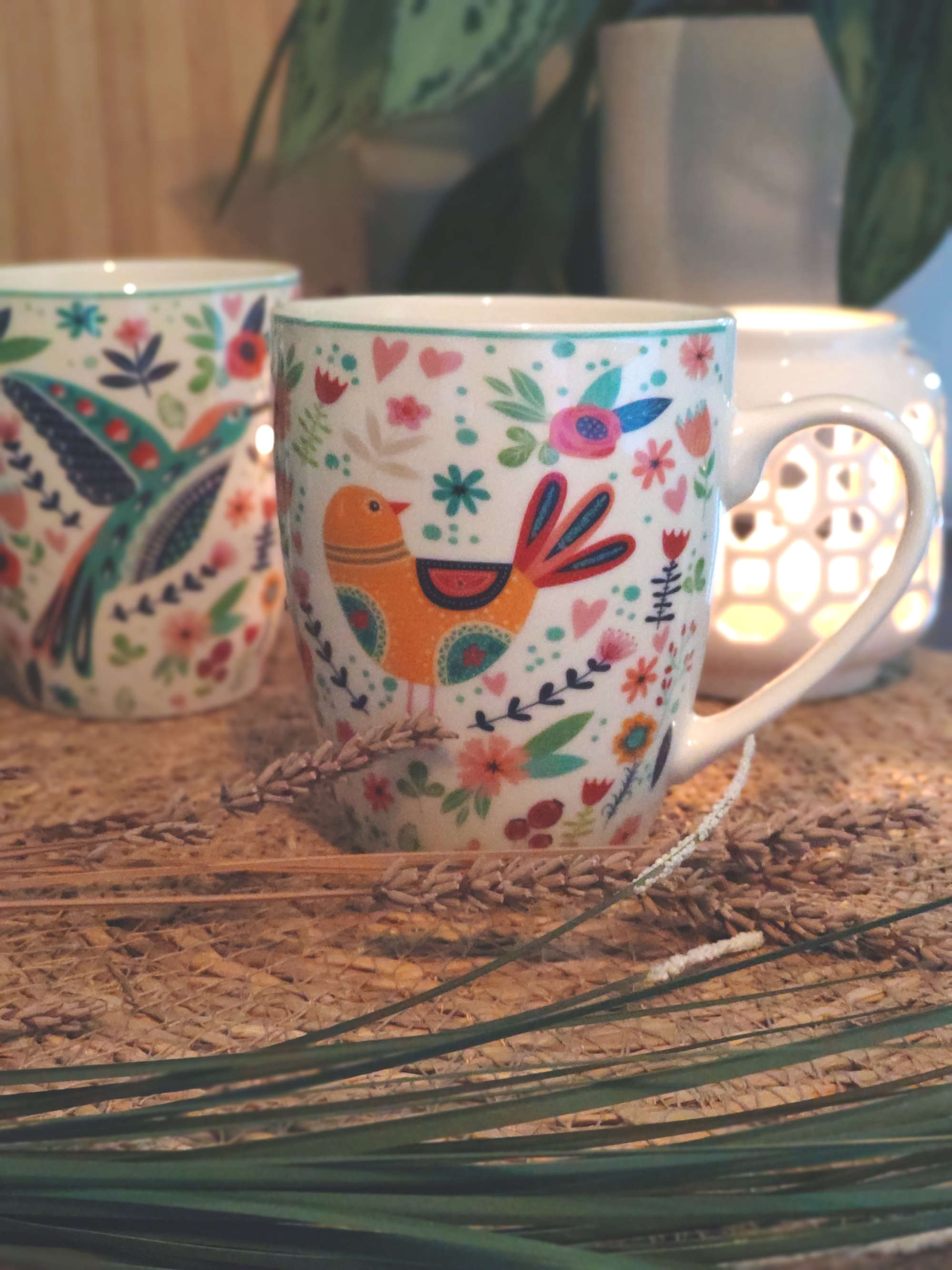 Becher aus Porzellan mit Vogel und Blumen Dekor mit Dekoration