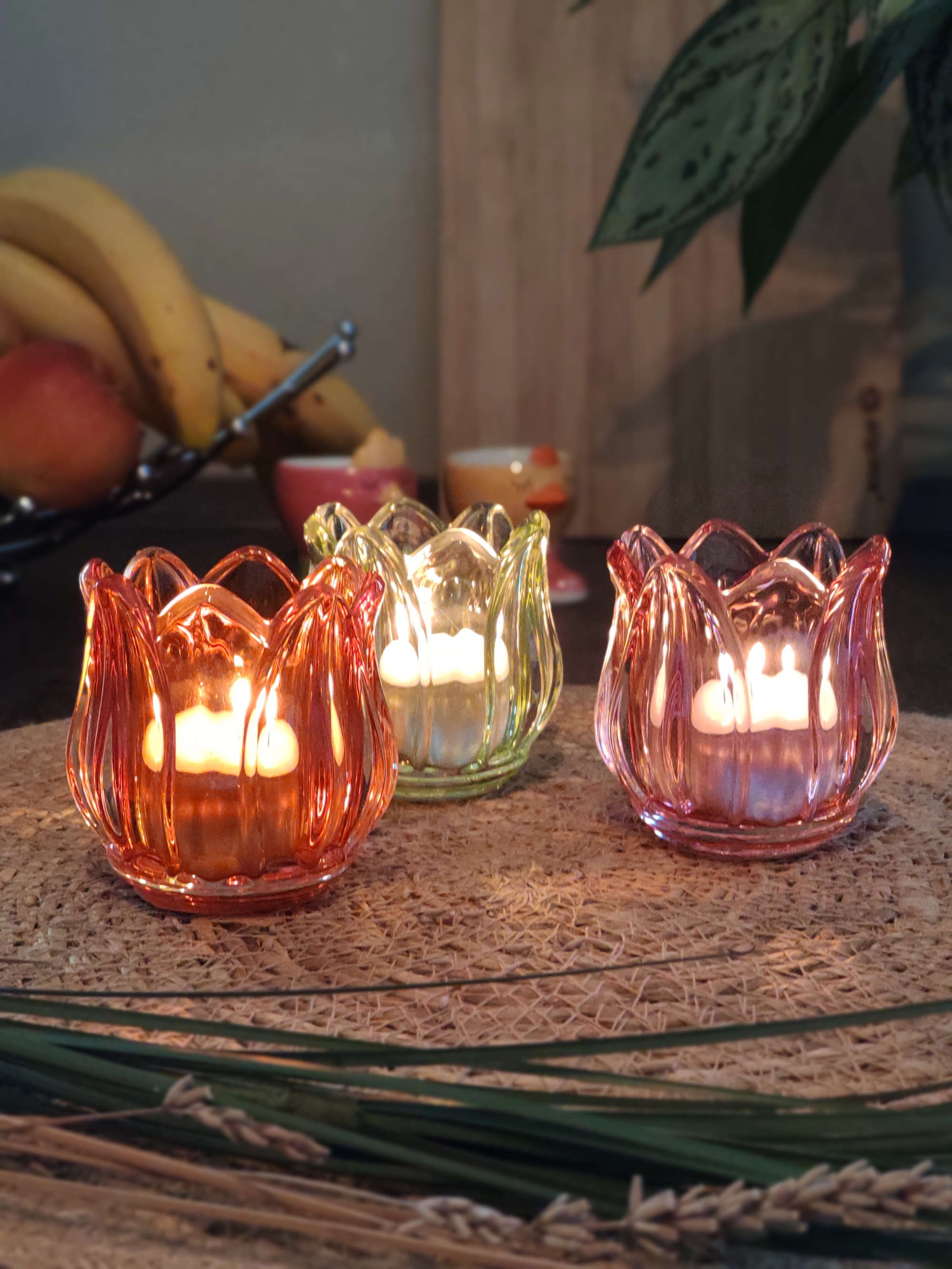Windlichter aus Glas Blumenform auf einem Tisch und Dekoration