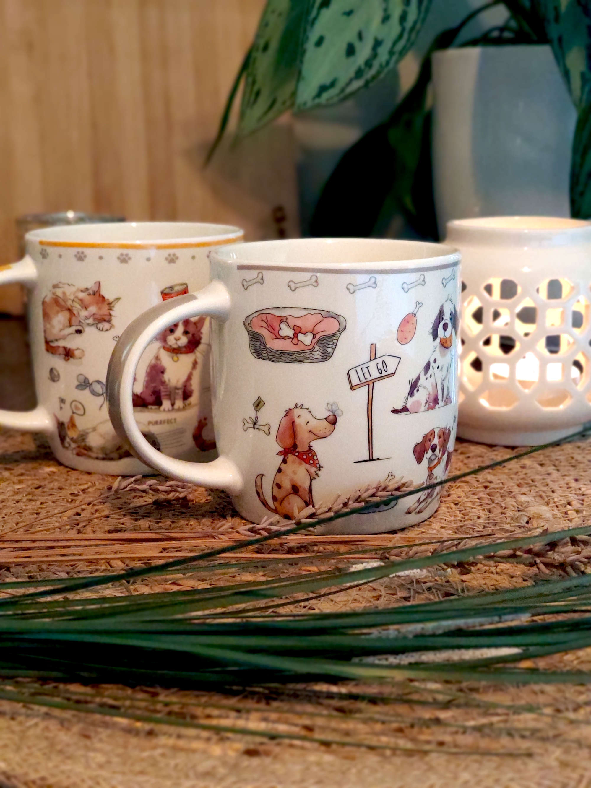 Becher aus Porzellan mit Hunde Motiv und Dekoration