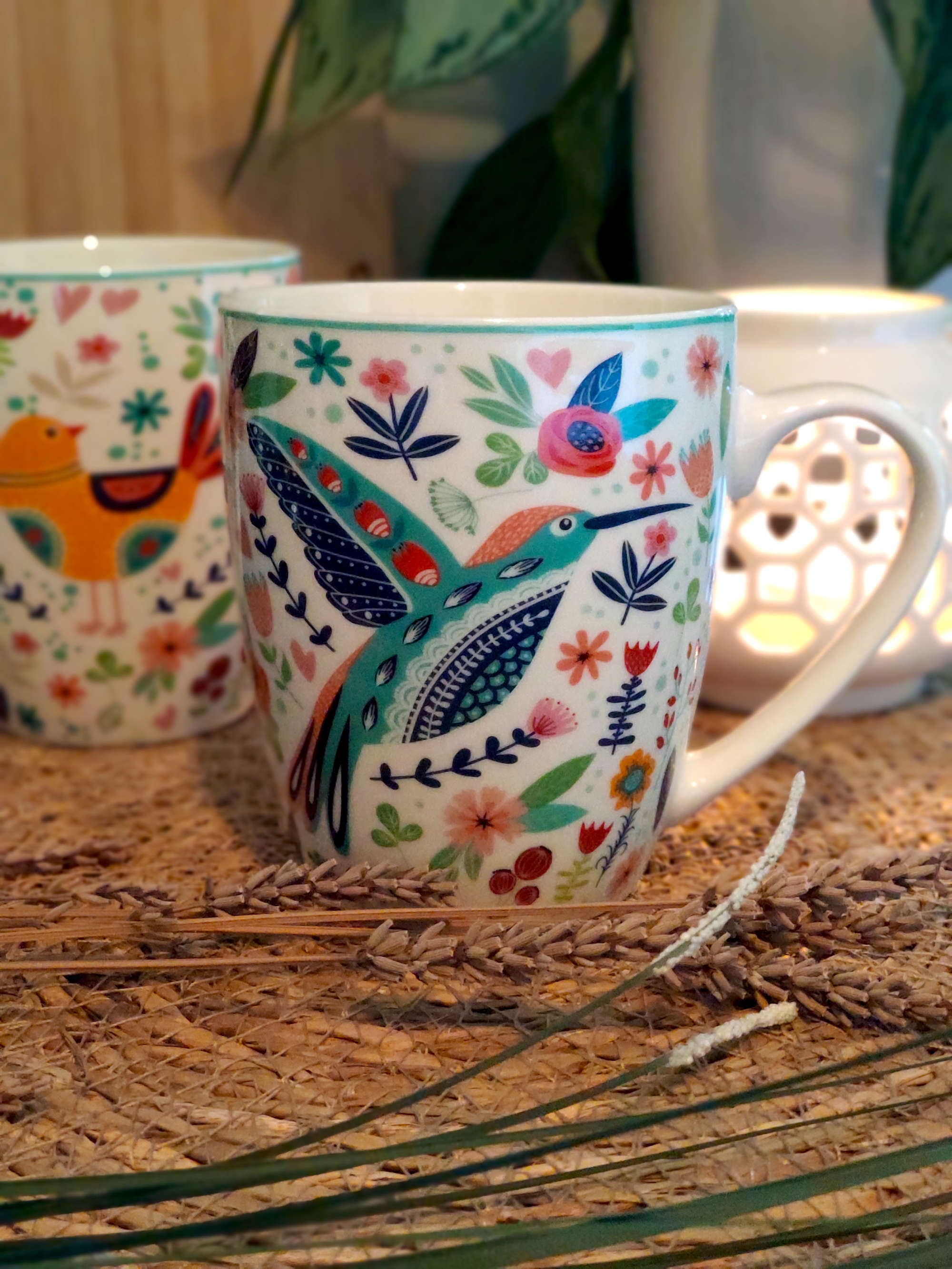 Becher aus Porzellan mit Vogel und Blumen Dekor