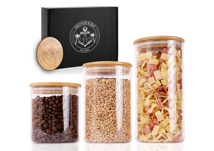 Drei Vorratsglaeser mit Babusdeckel und Verpackung