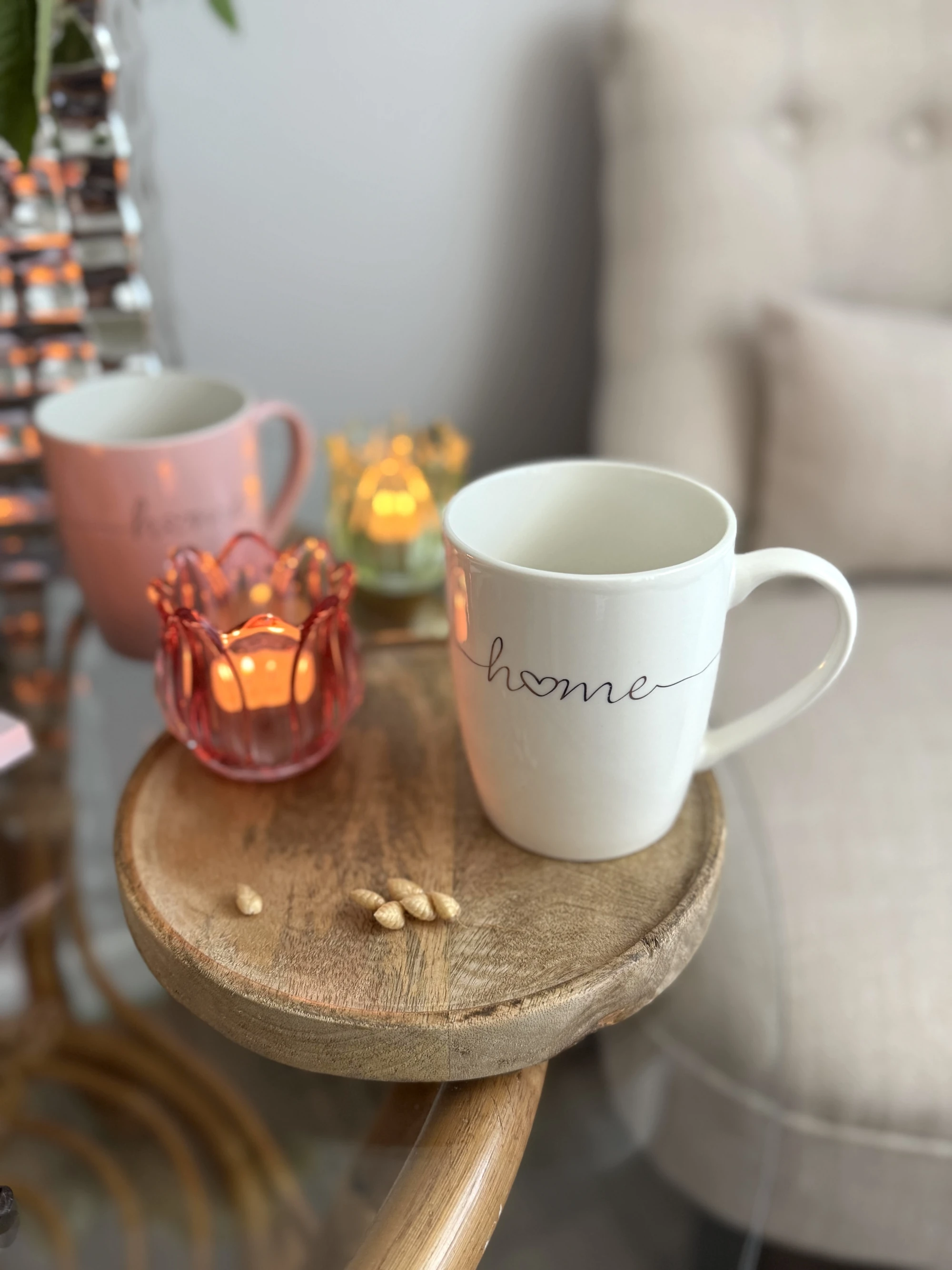 Becher Home in Weiss mit Deko