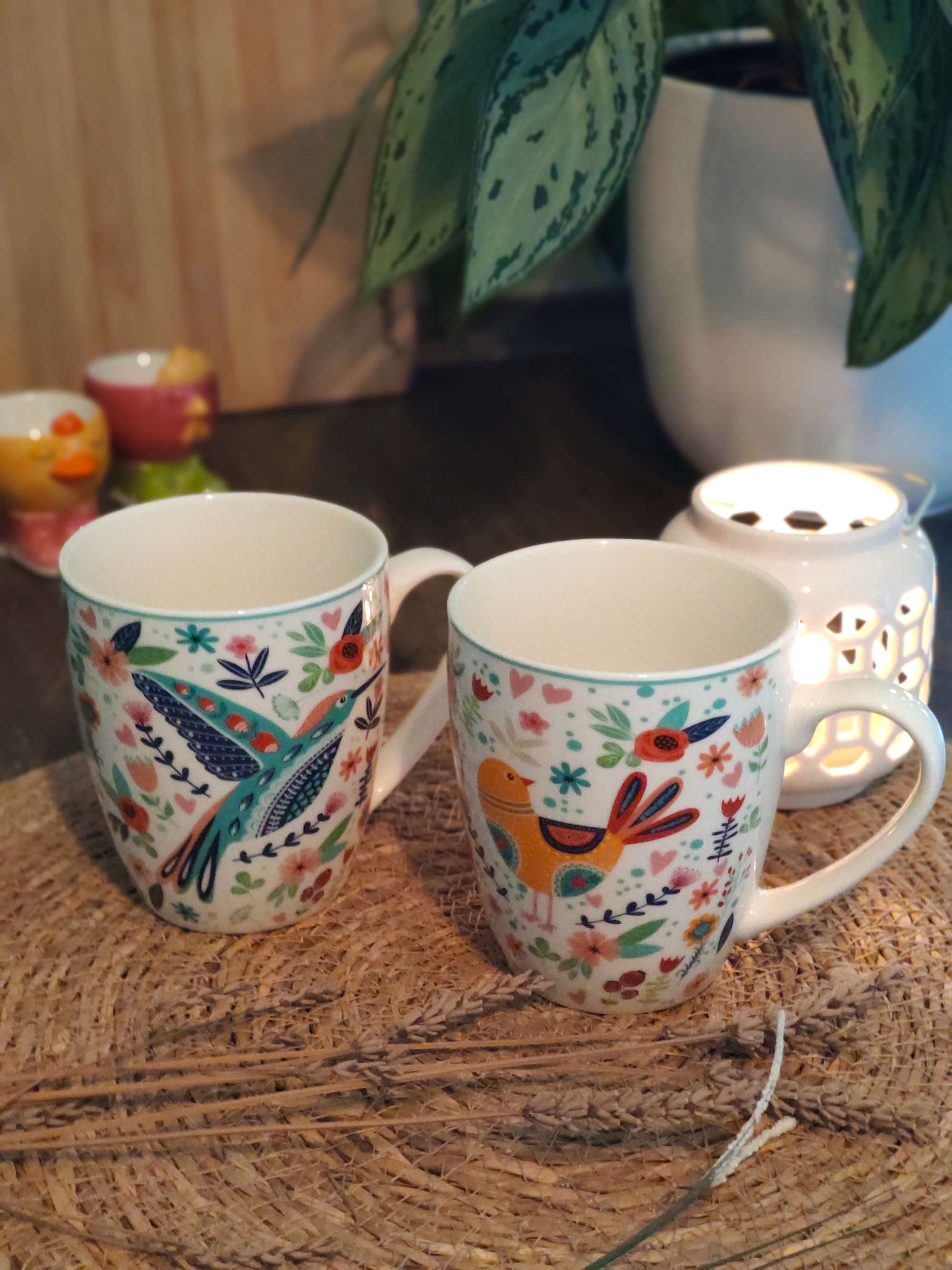Becher aus Porzellan mit Vogel und Blumen Dekor mit Dekoration