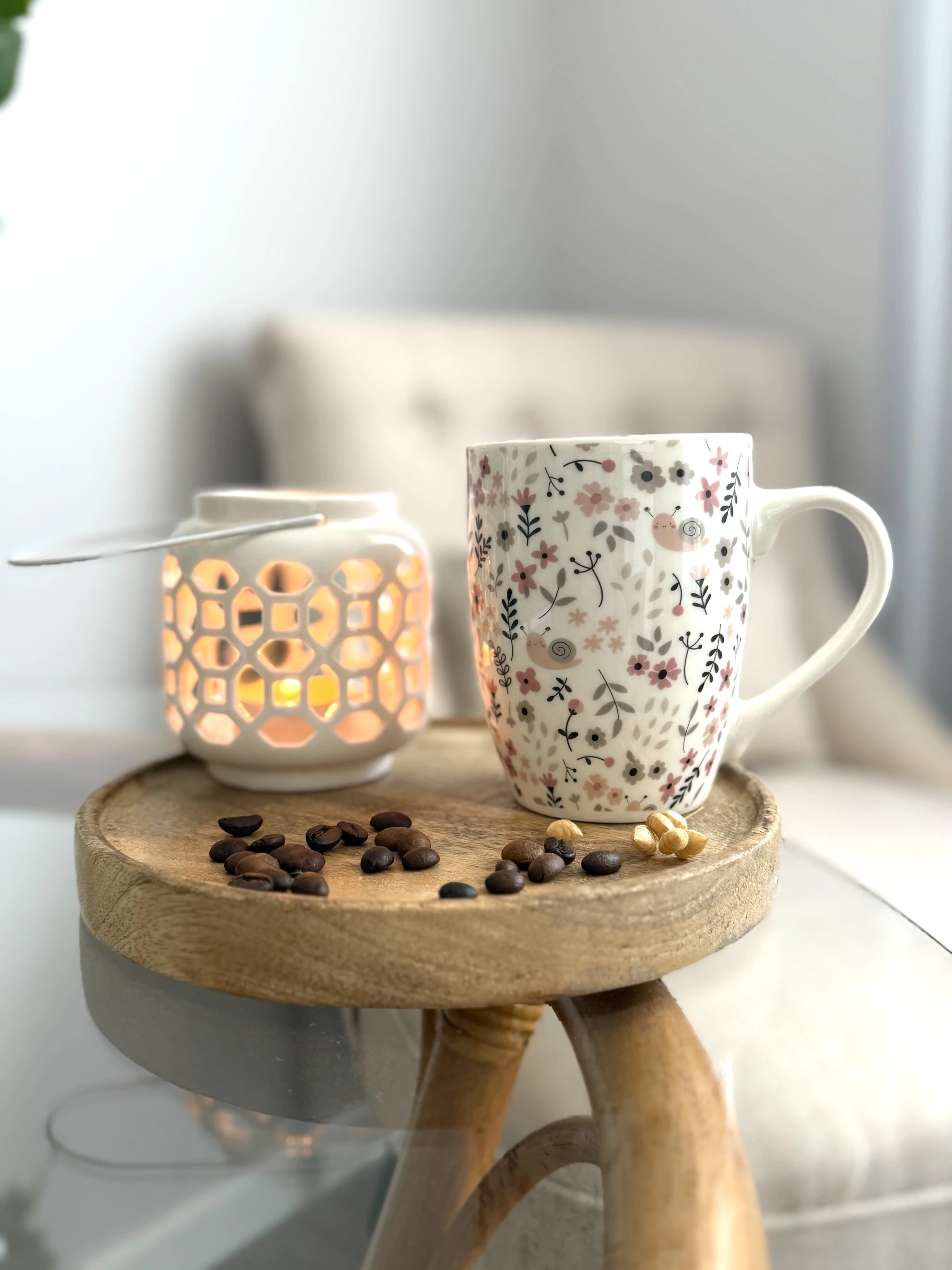 Becher in Weiss mit Schnecken Motiv und n
