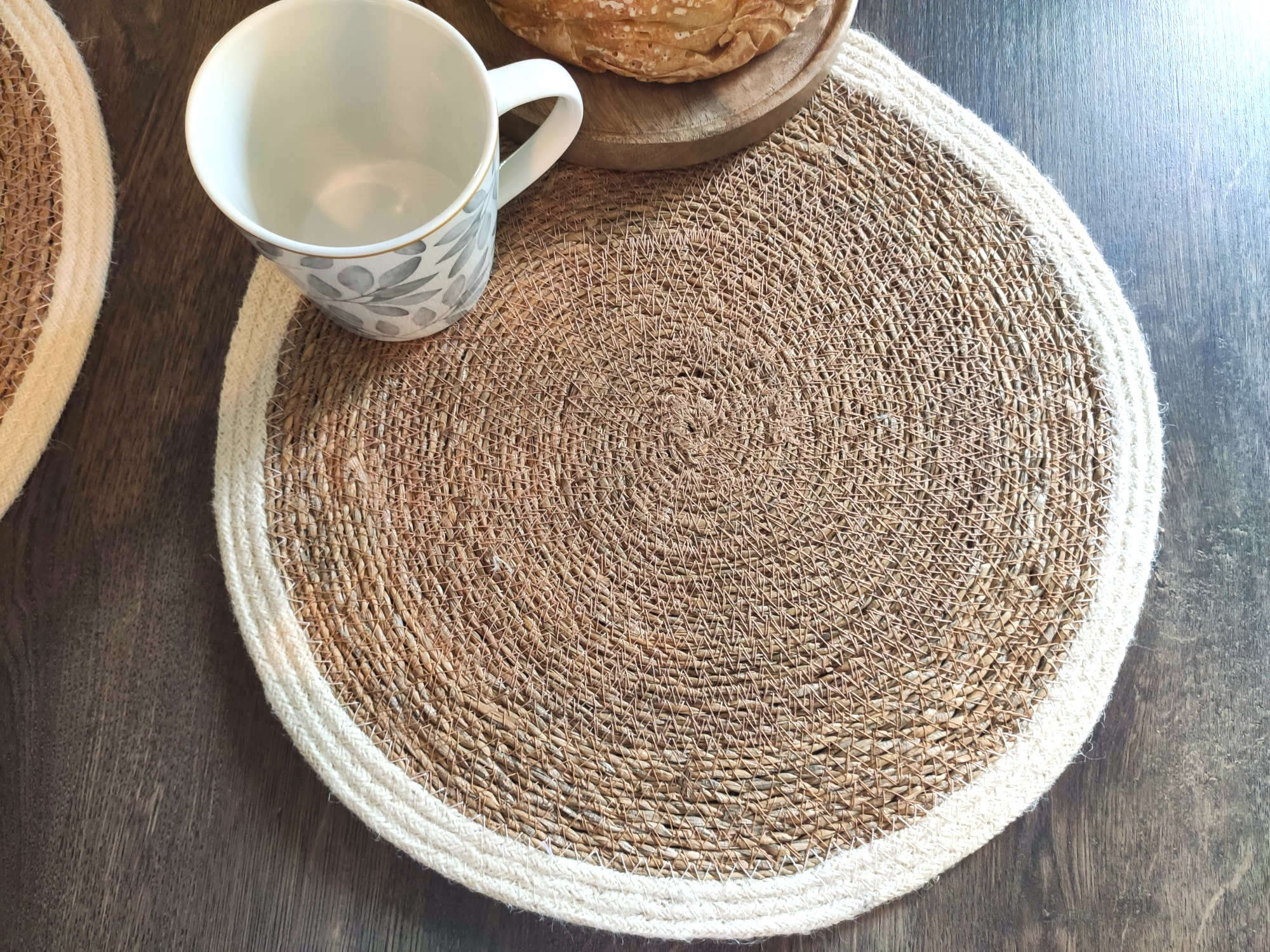 Platzset aus Seegras Rand Weiss mit Dekoration