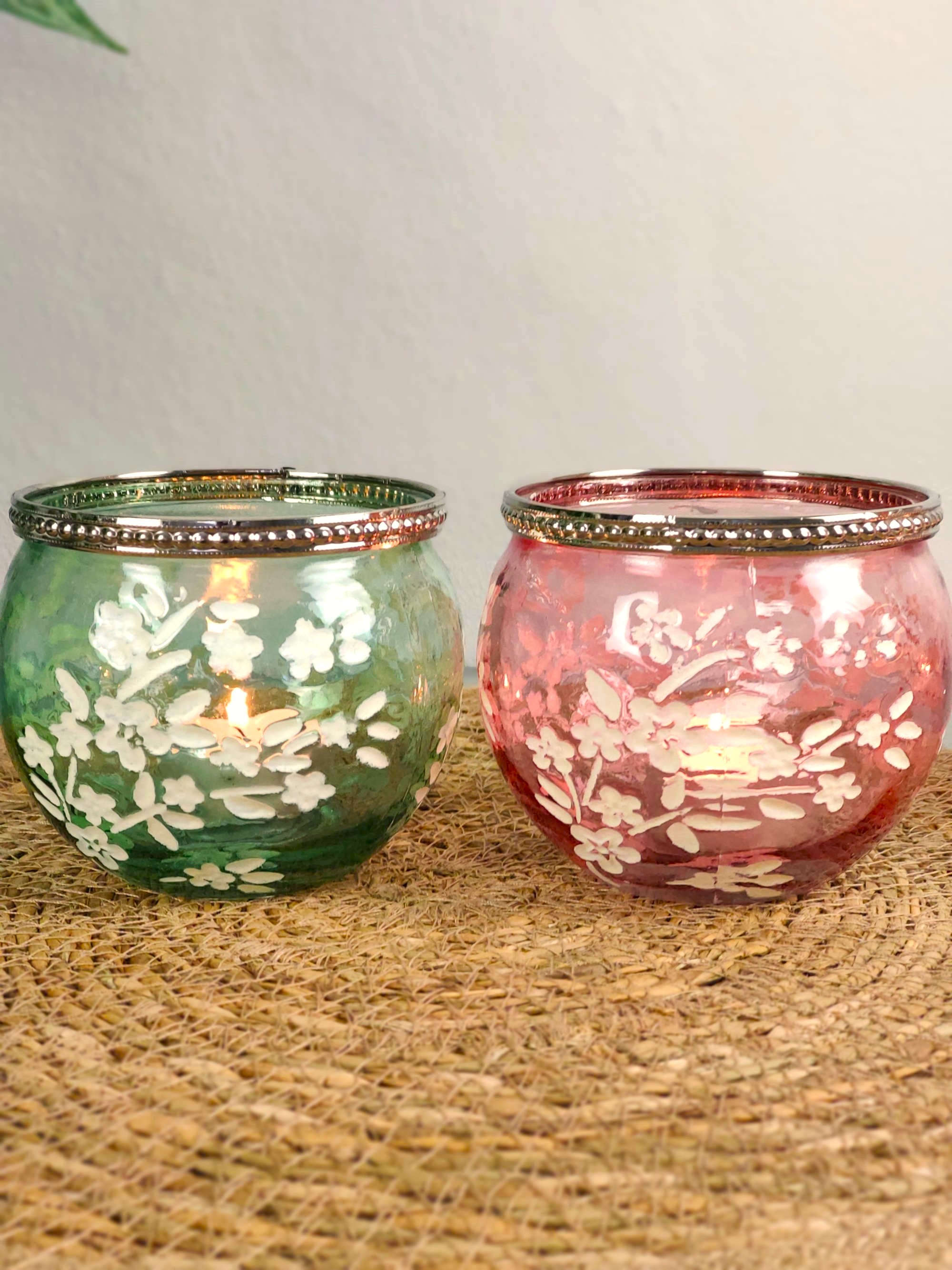 Teelichthalter in gruen und rosa mit Blumen Dekor