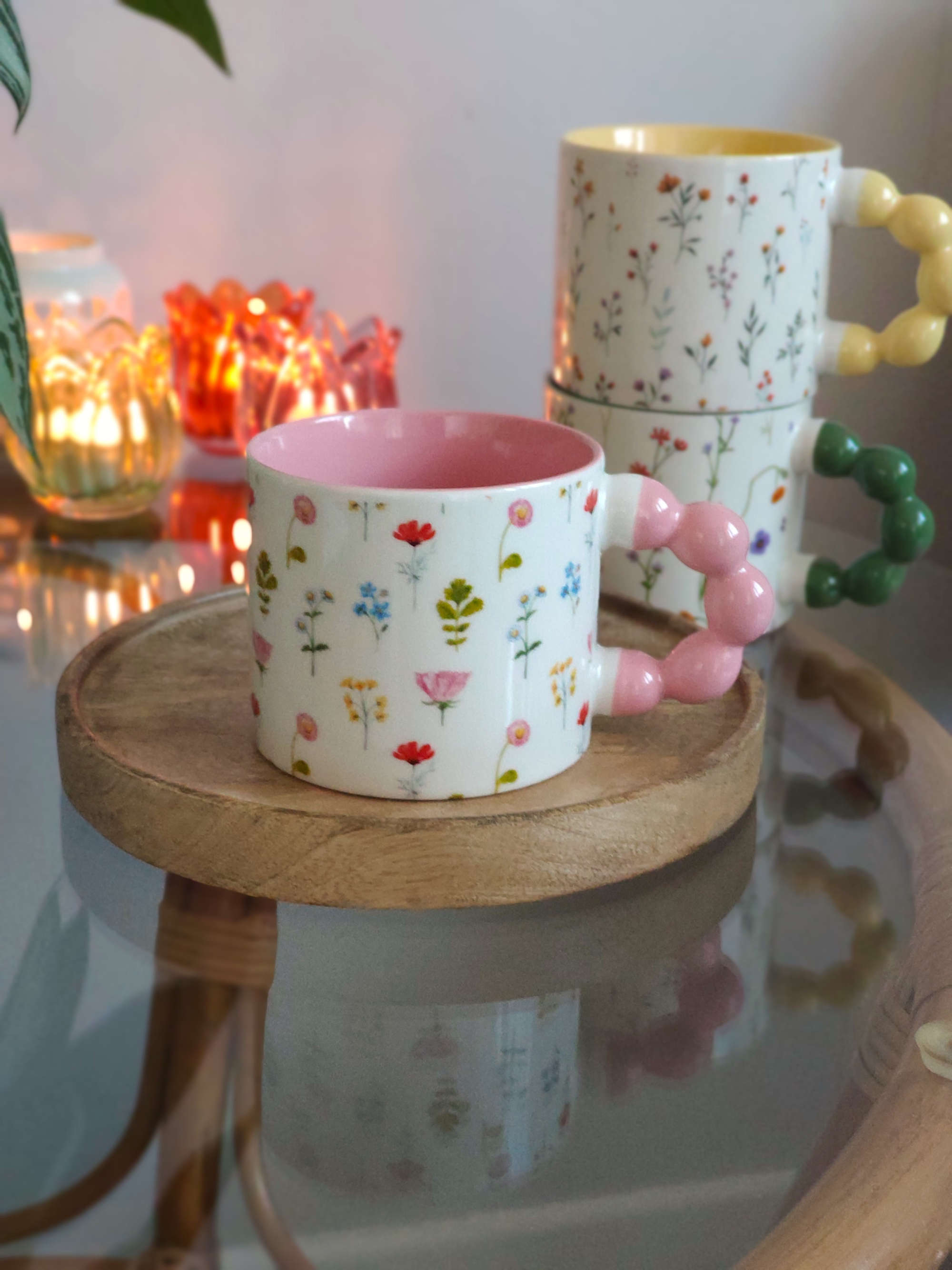 Becher Perlengriff rosa auf einem Glastisch