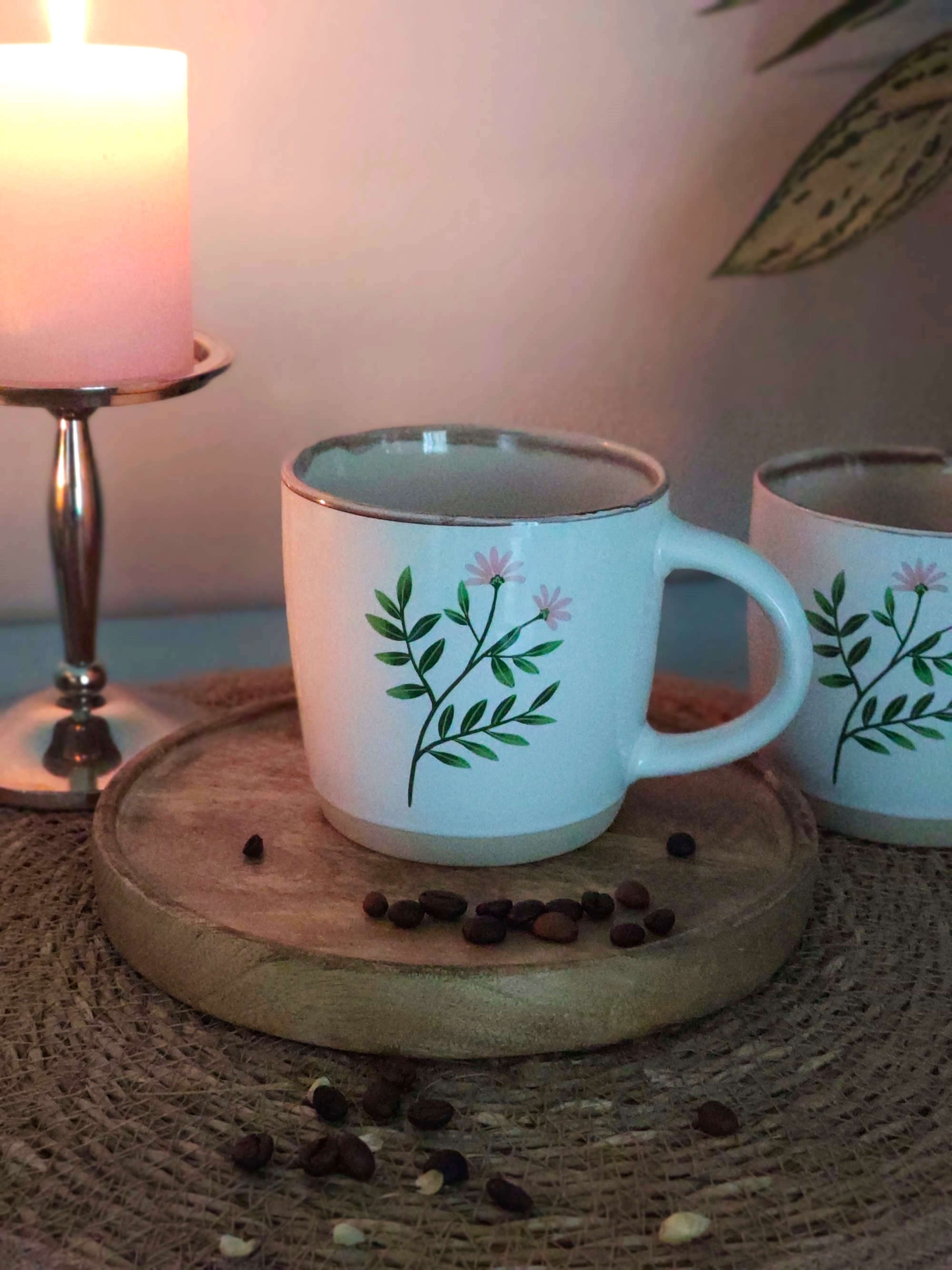 Zwei Jumbo Becher aus Steingut mit Blumen Dekor