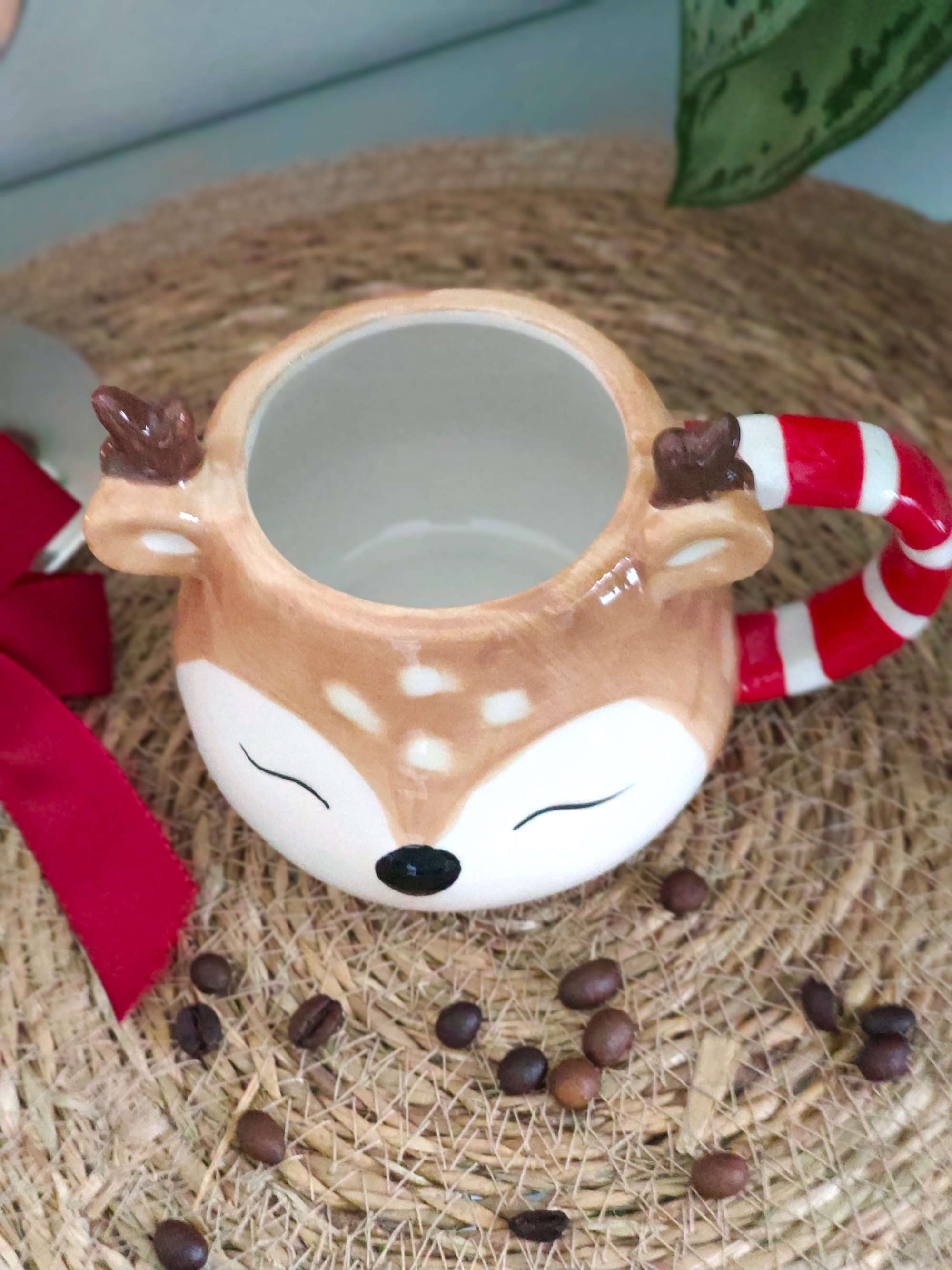 Ein Becher aus Keramik Hirsch in Beige Braun mit Dekoration von oben