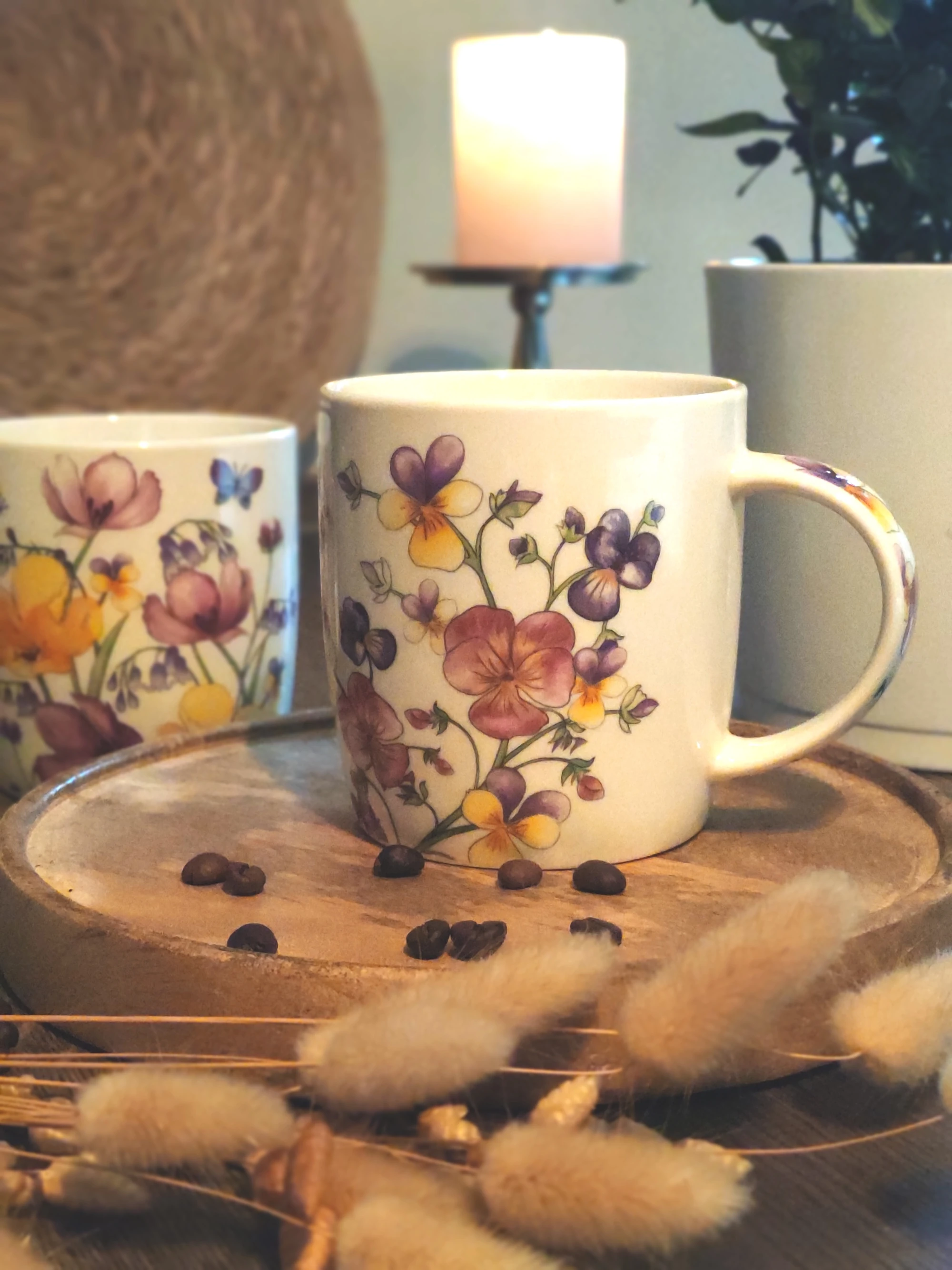 Becher mit Blumen Motiv und Deko