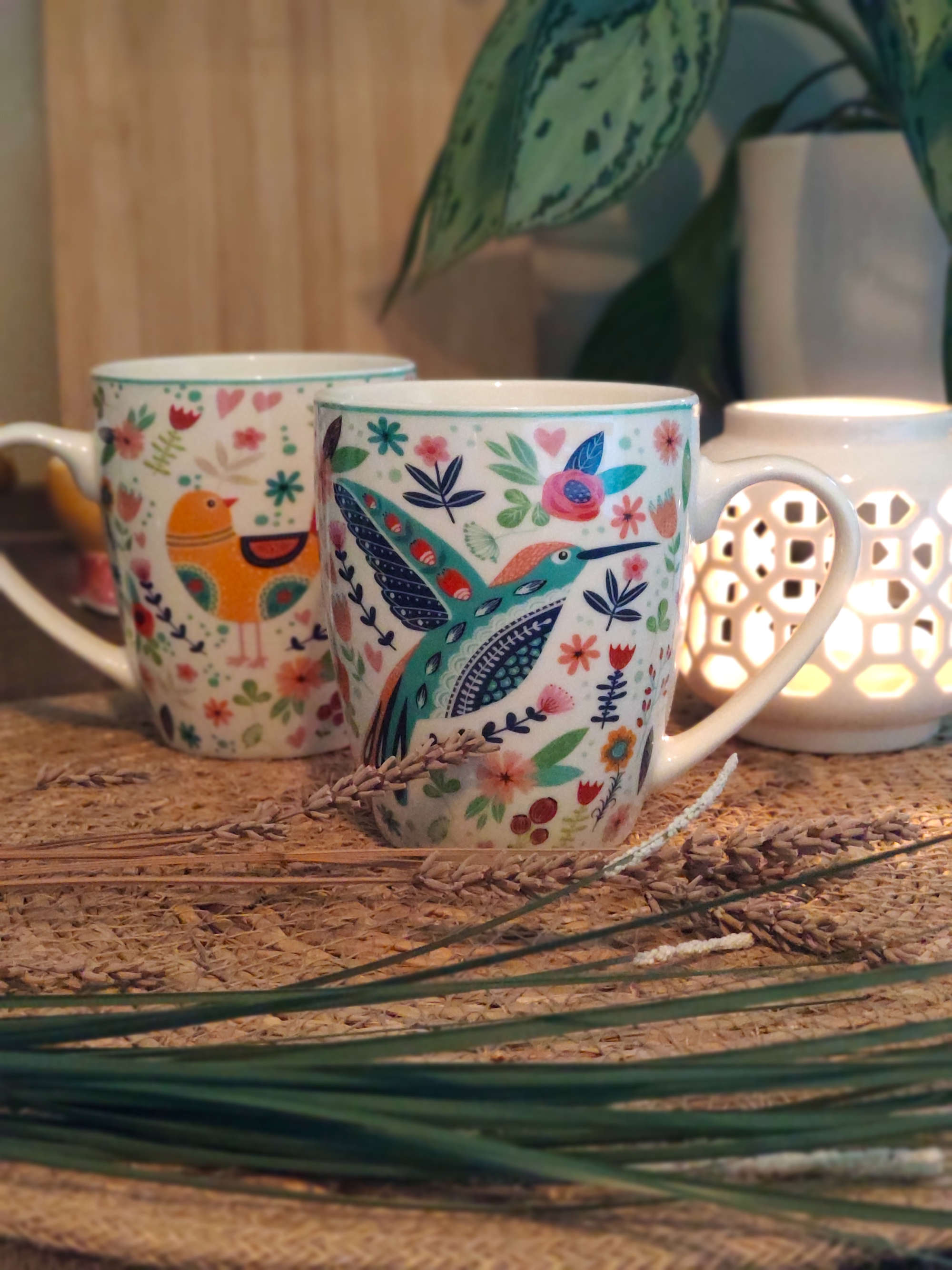Becher aus Porzellan mit Vogel und Blumen Dekor mit Dekoration