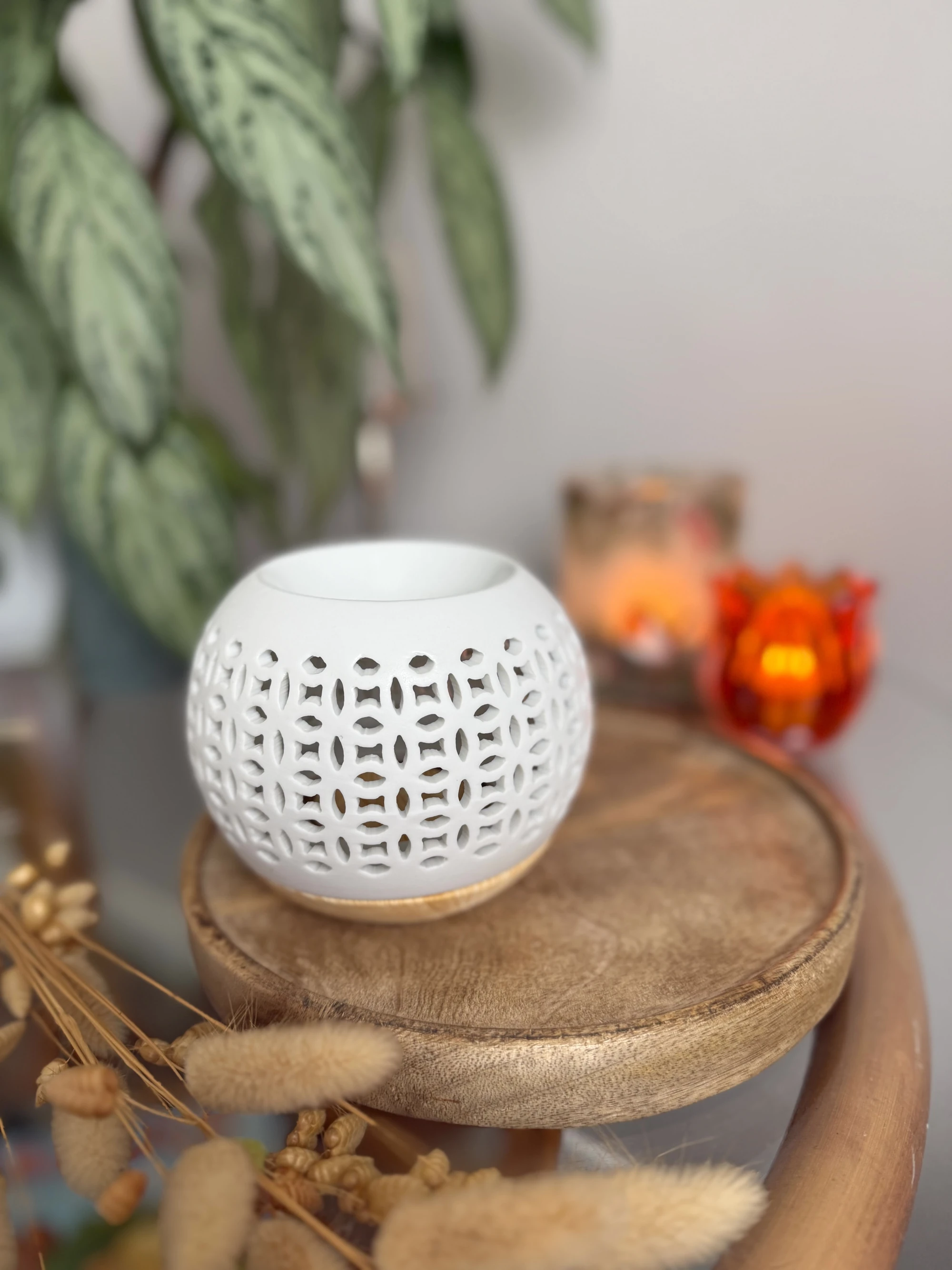 Duftlampe aus Porzellan in Weiss