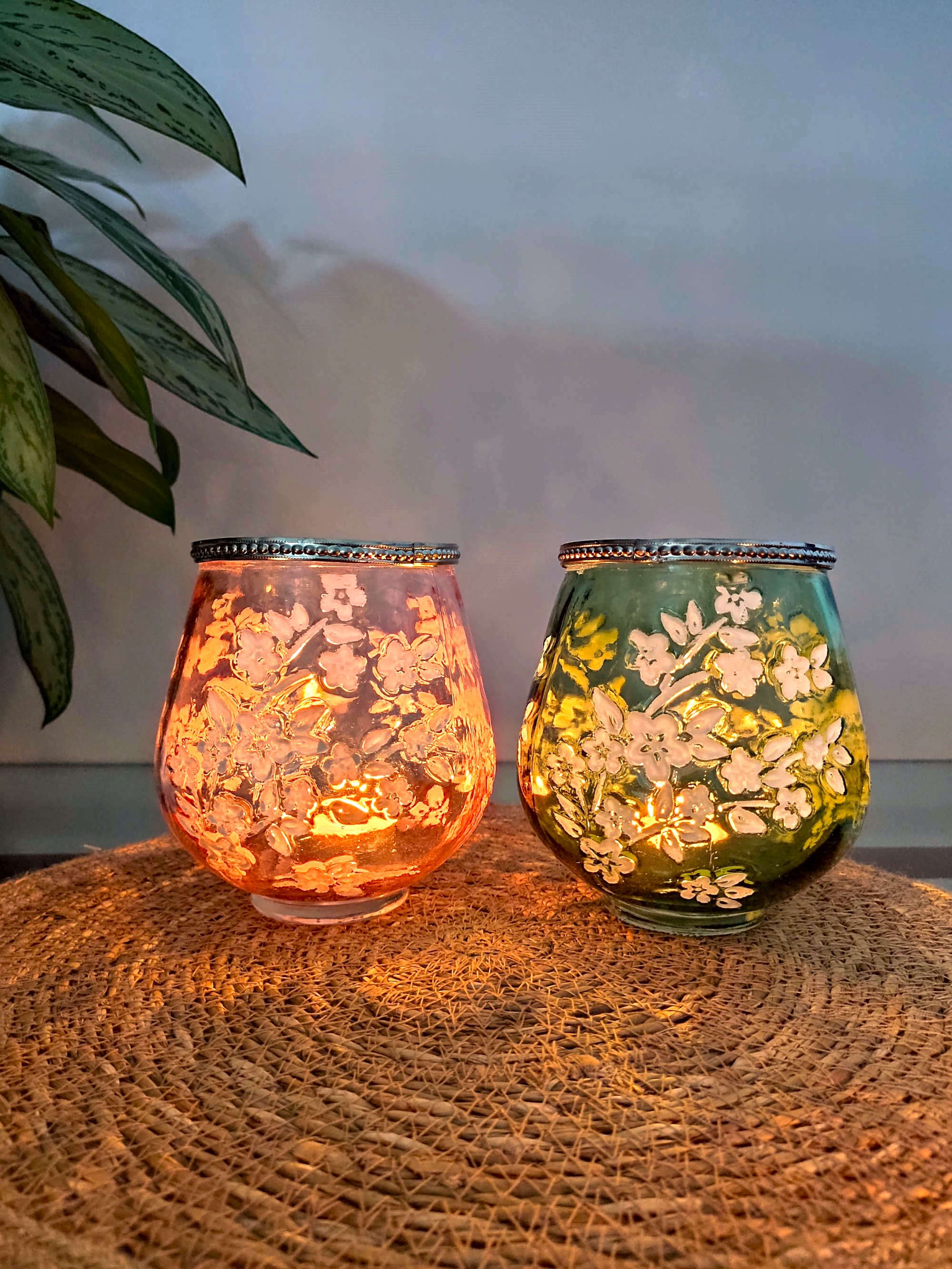 Zwei grosse Windlichter in gruen und rosa