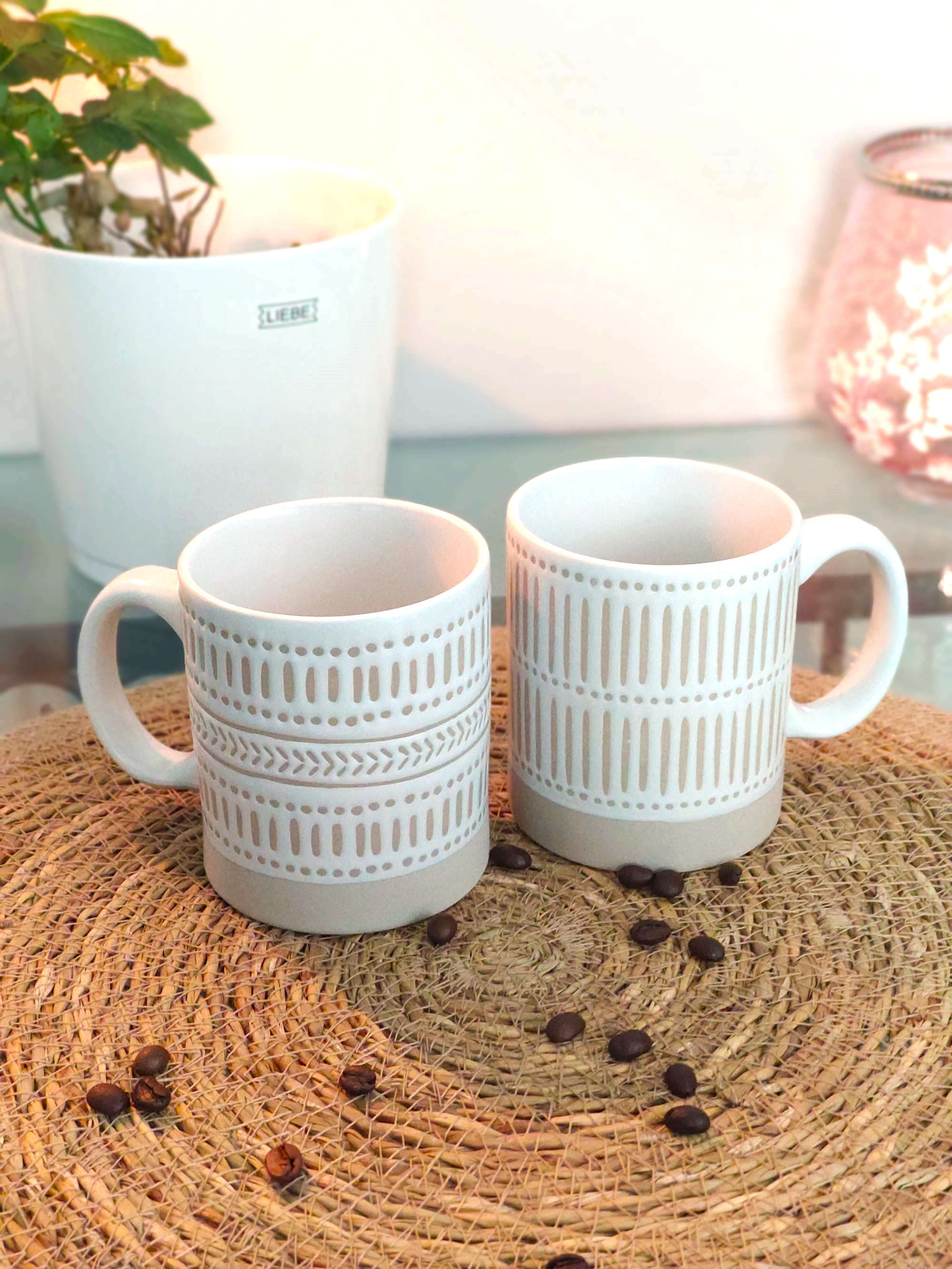 Zwei Becher aus Steingut Beige und Weiss mit Dekoration