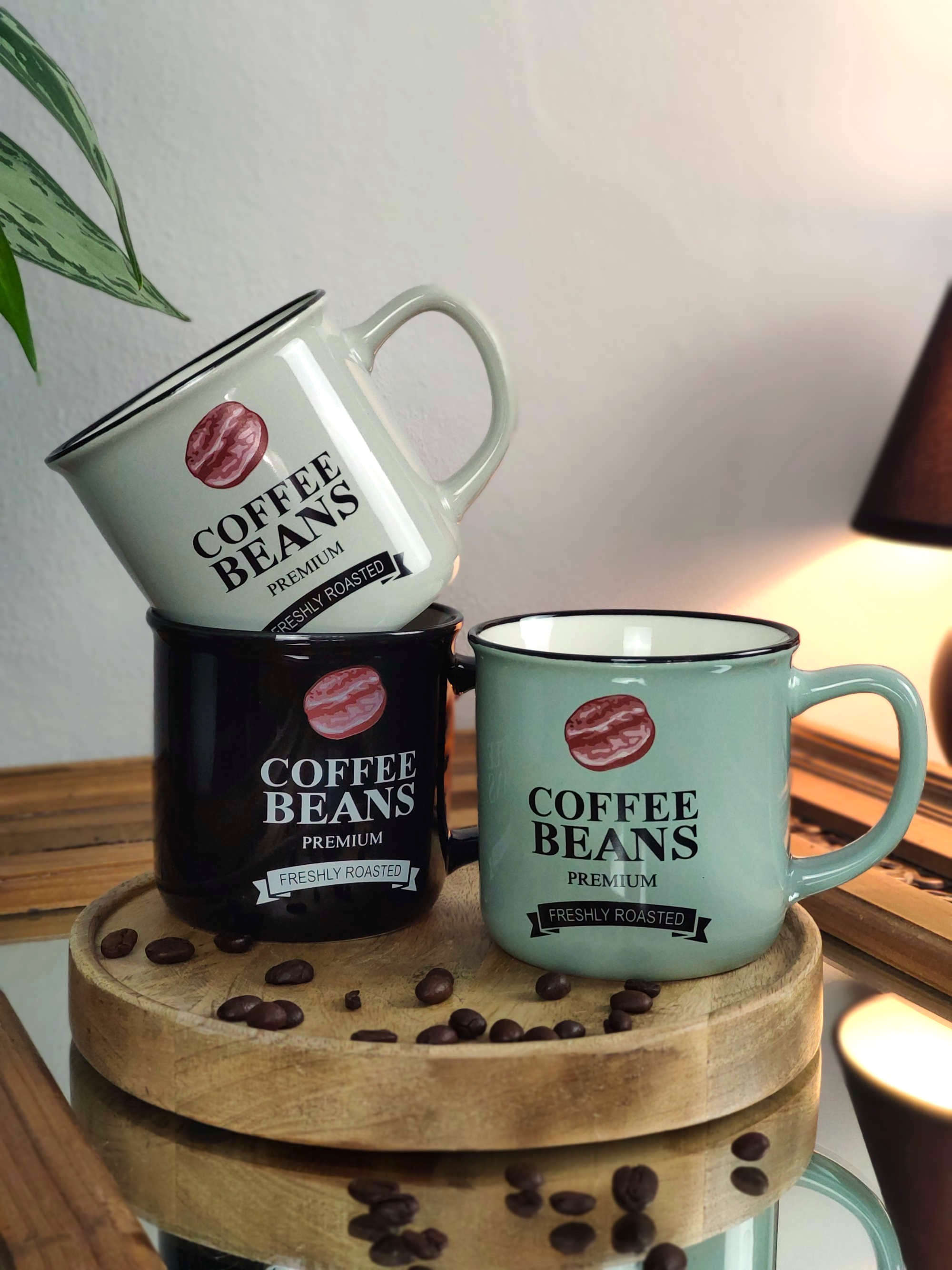 Porzellan Becher Set Coffee Beans auf einem Holz Tablett und Dekoration