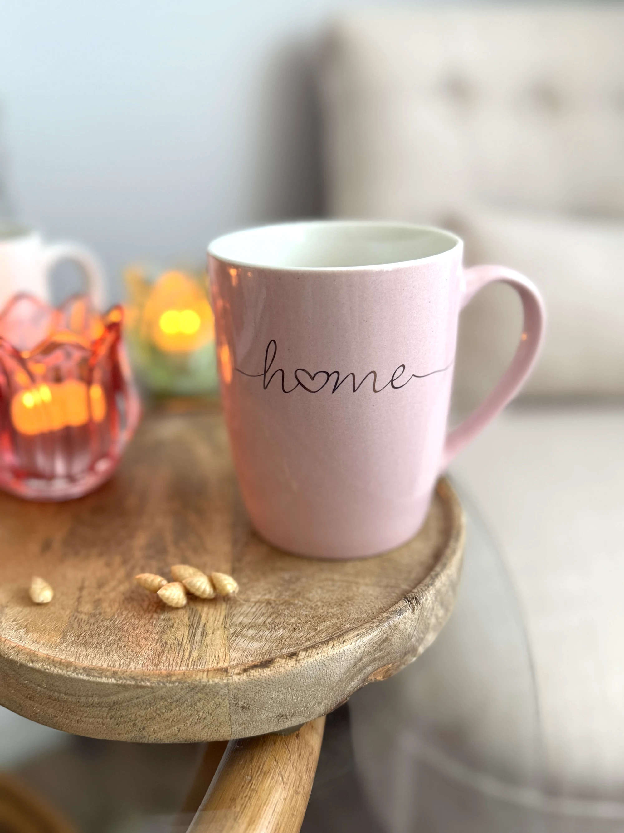 Becher in Rosa mit Schrift Home mit Deko