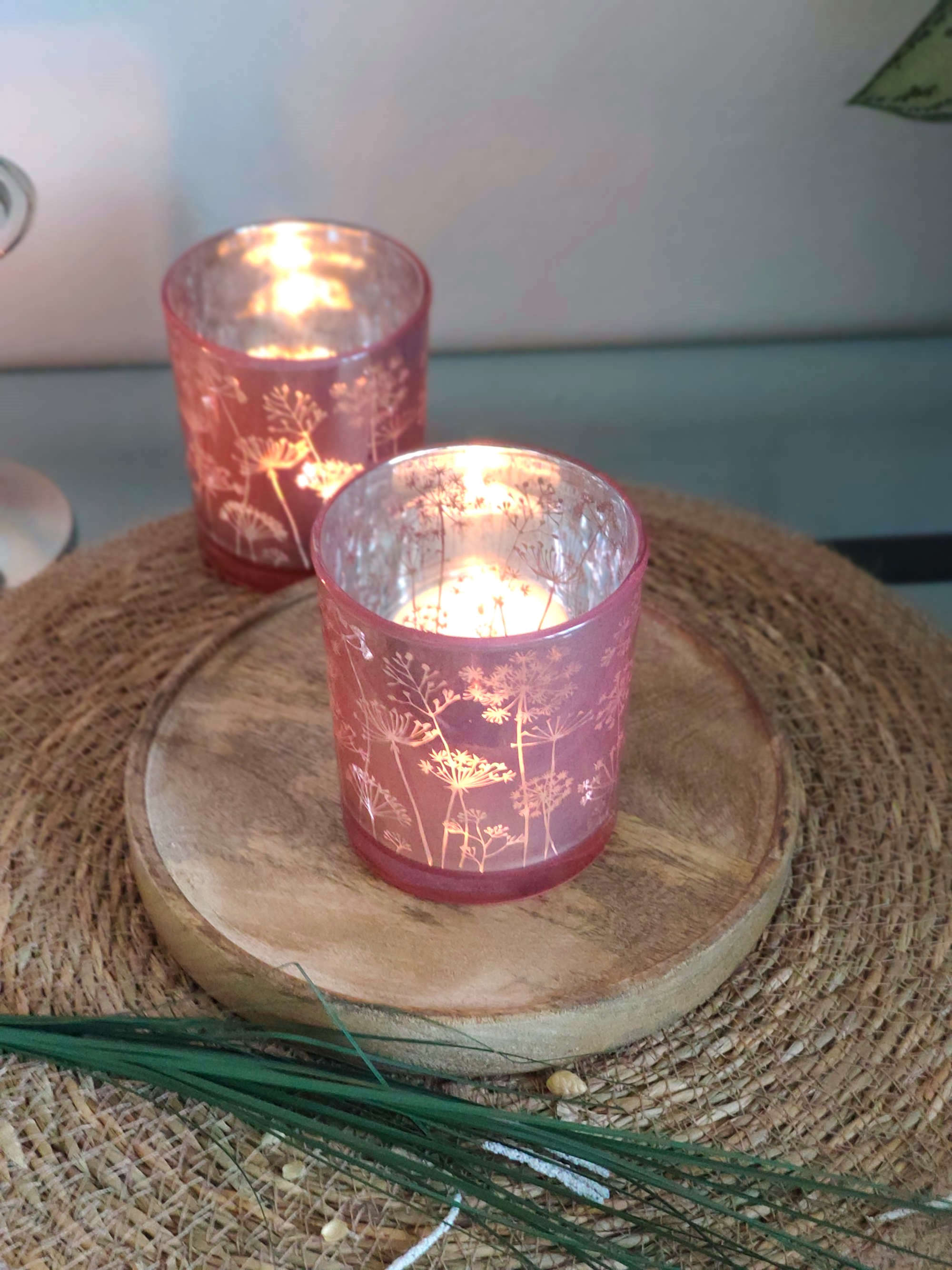 Zwei Teelichthalter in Rosa mittelgross mit Dekoration