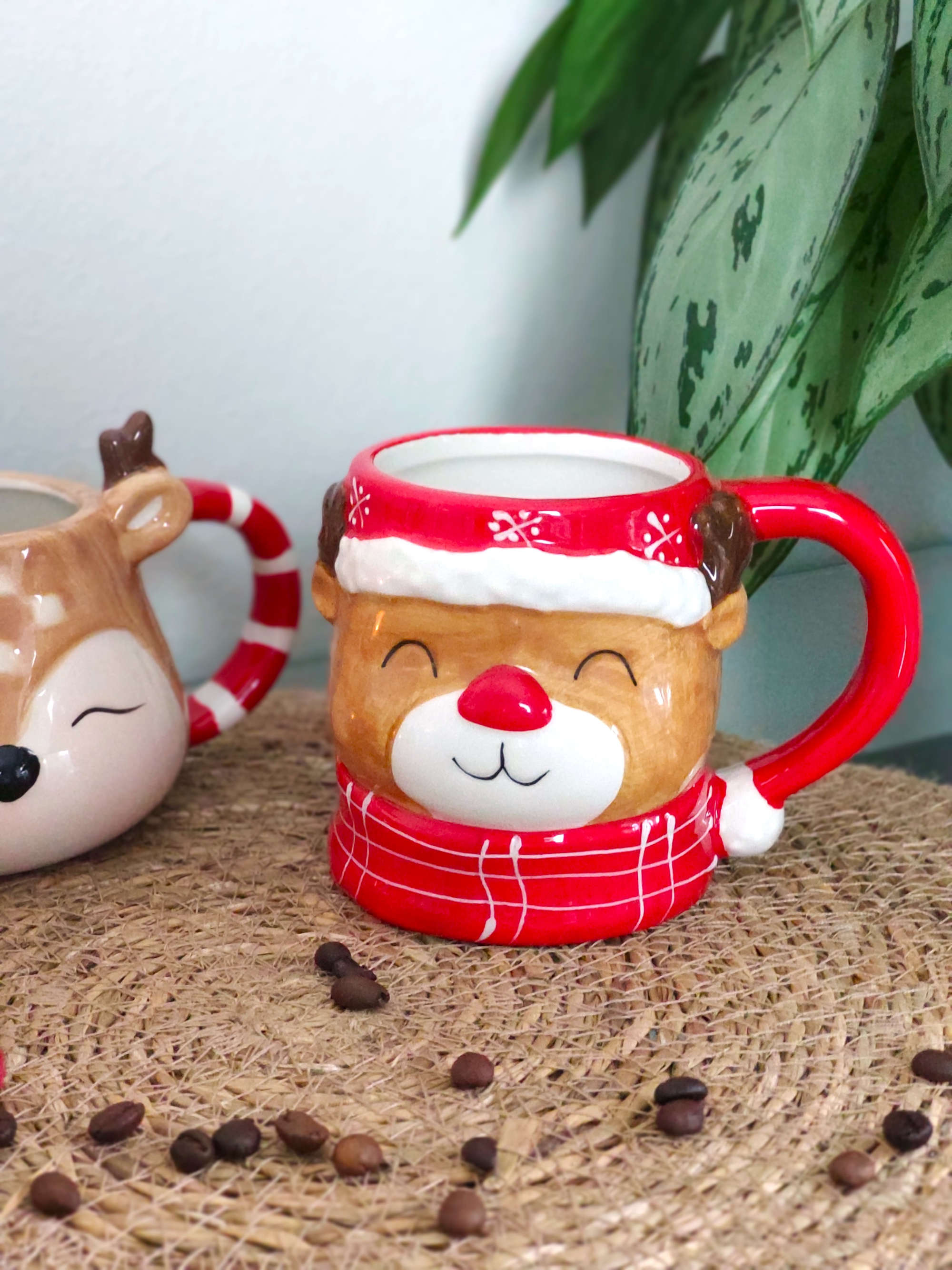 Ein Becher aus Keramik Hirsch Motiv in Rot mit Dekorationen