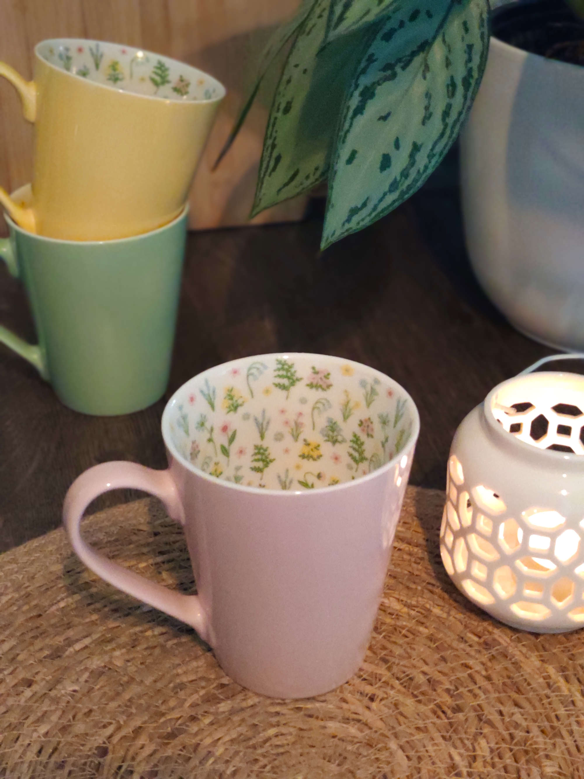 Becher aus Porzellan in Rosa und Innenseite mit Blumen Motiv und Dekoration