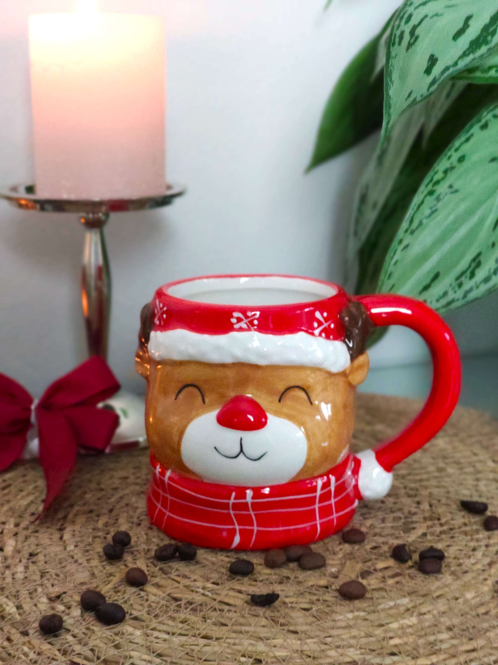 Ein Becher aus Keramik Hirsch Motiv in Rot mit Dekorationen