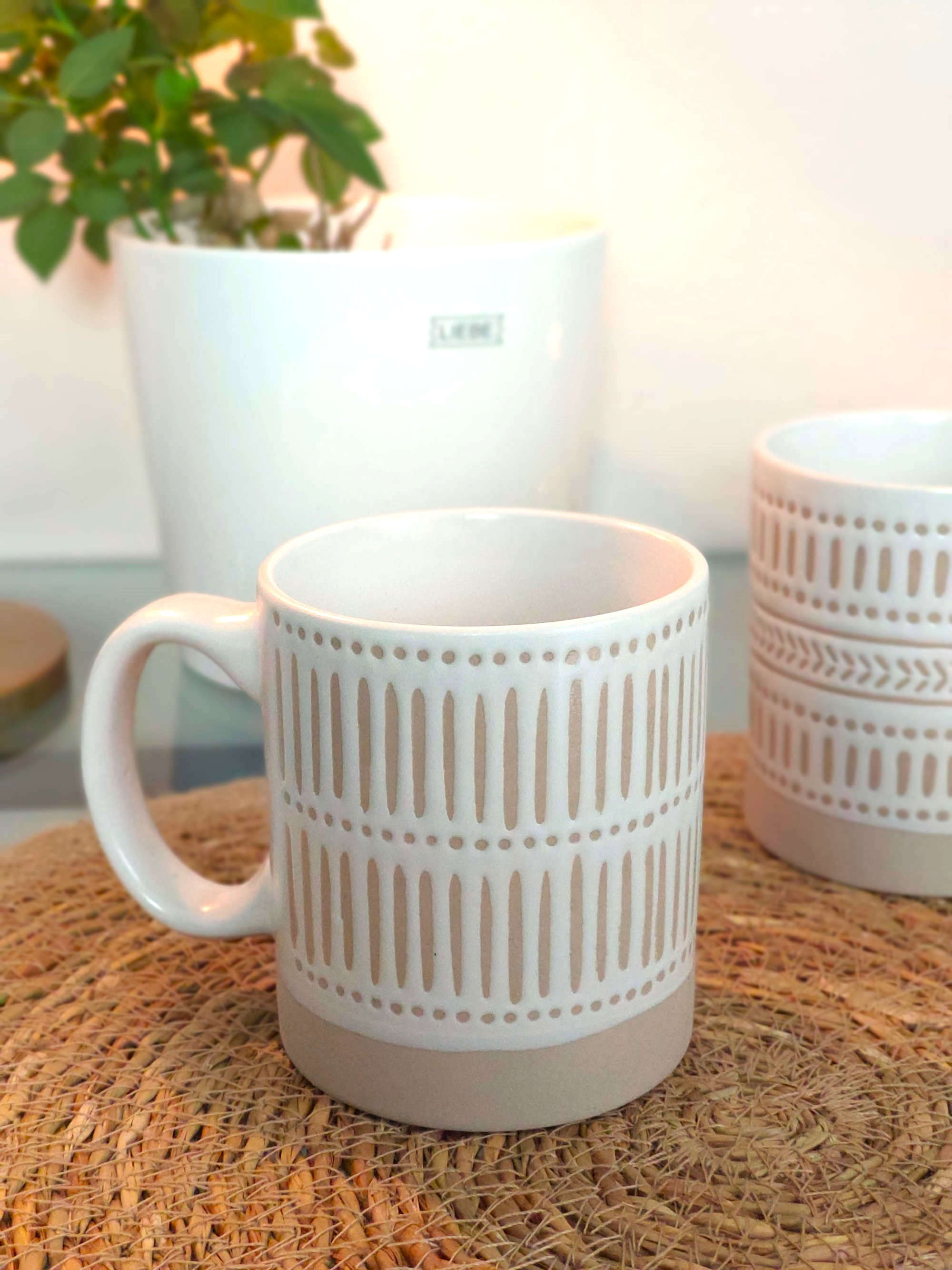 Becher aus Steingut Beige Weiss mit Dekoration 