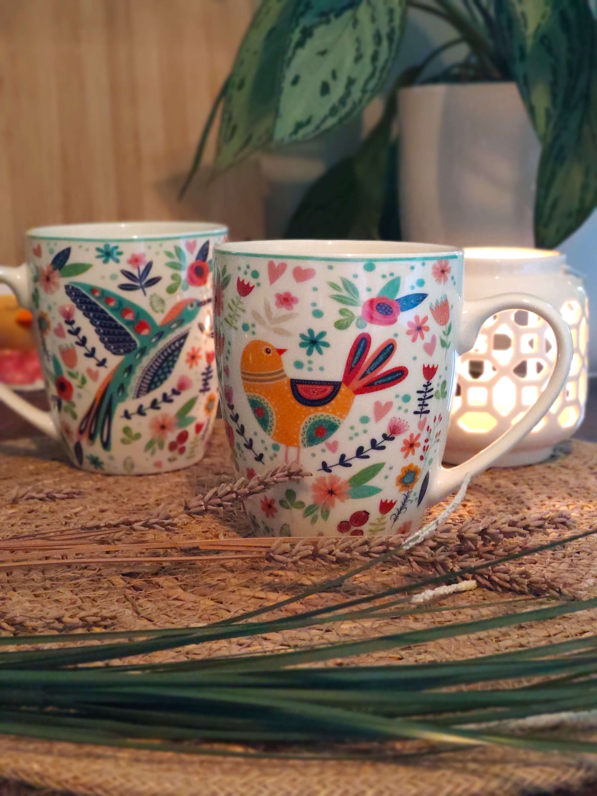 Becher aus Porzellan mit Vogel und Blumen Dekor mit Dekoration