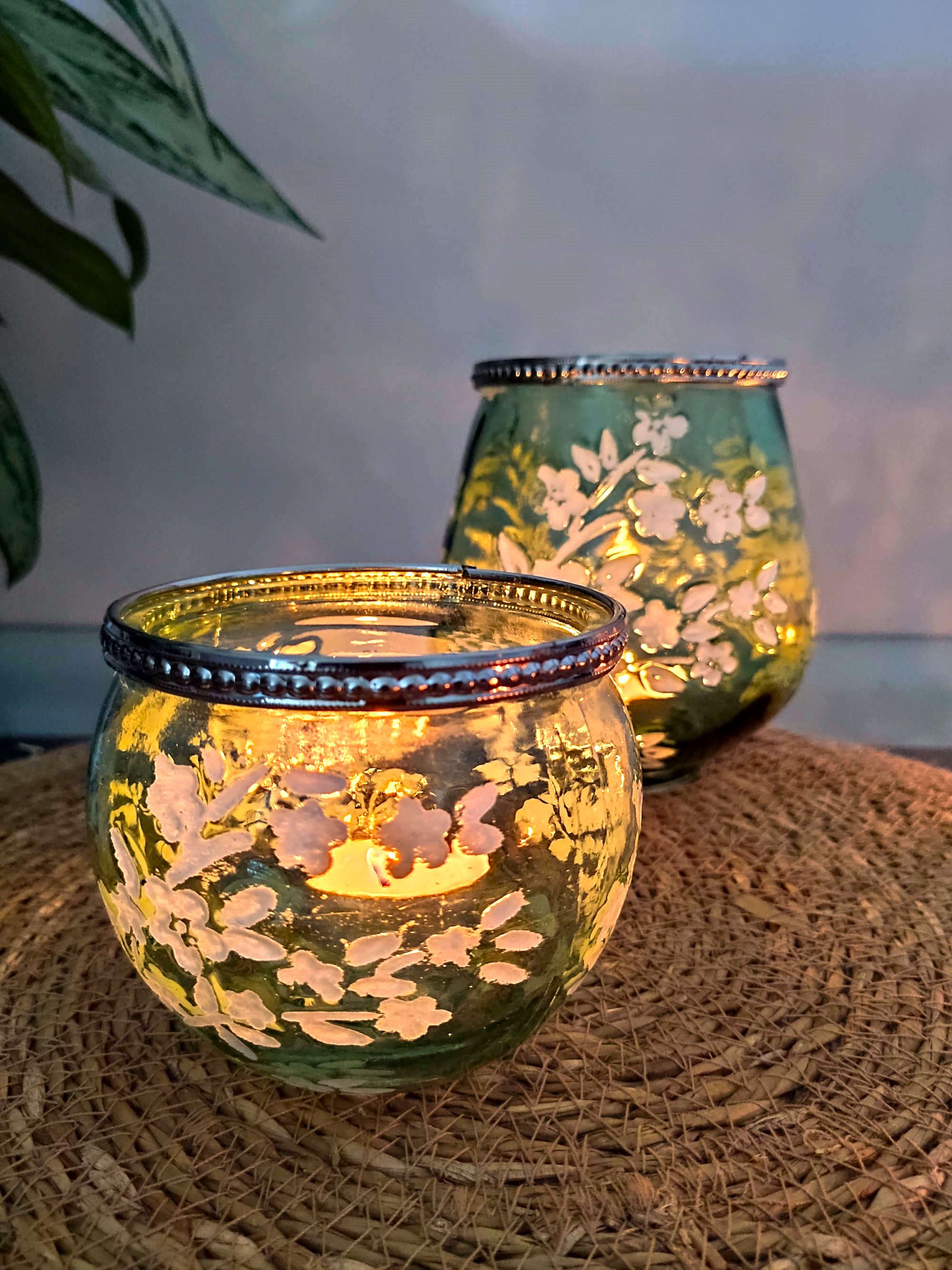 Teelichthalter in gruen mit Blumen Dekor und Dekoration