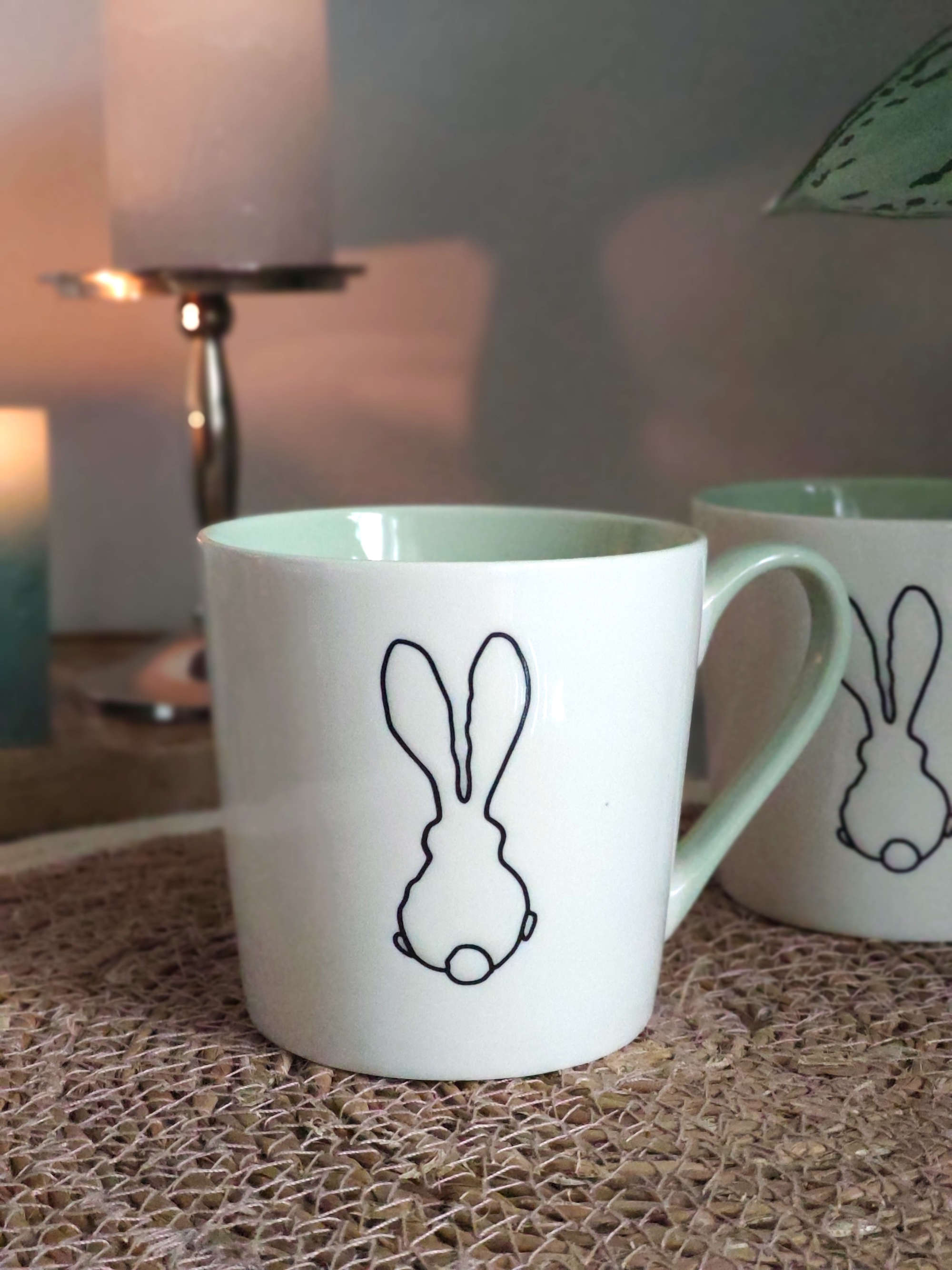 Porzellan Becher Hase Motiv Weiss Gruen mit Dekoration