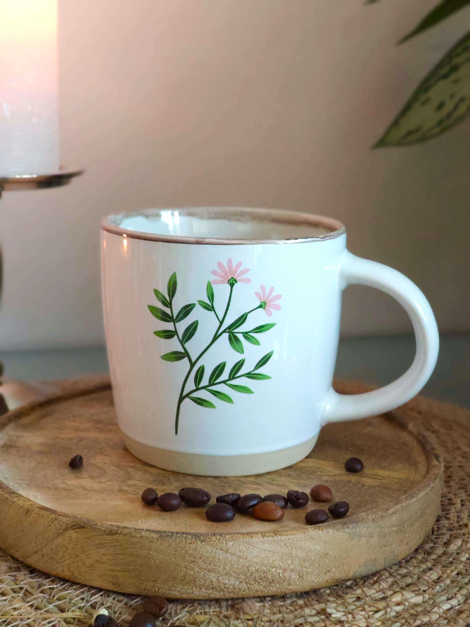 Jumbo Becher aus Steingut mit Blumen Dekor in Weiss auf einem Tablett