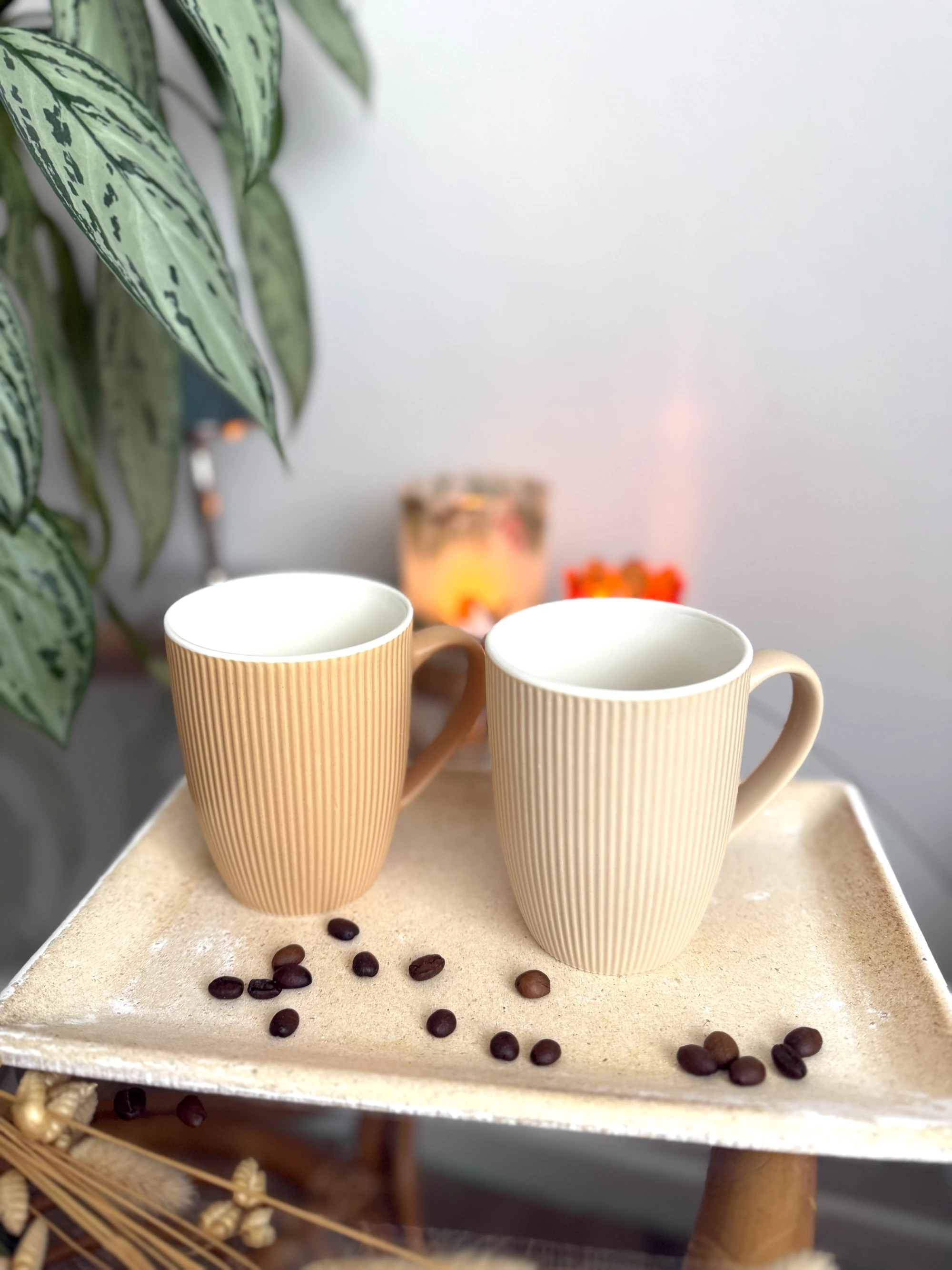 Becher Steingut 3D Beigetönen