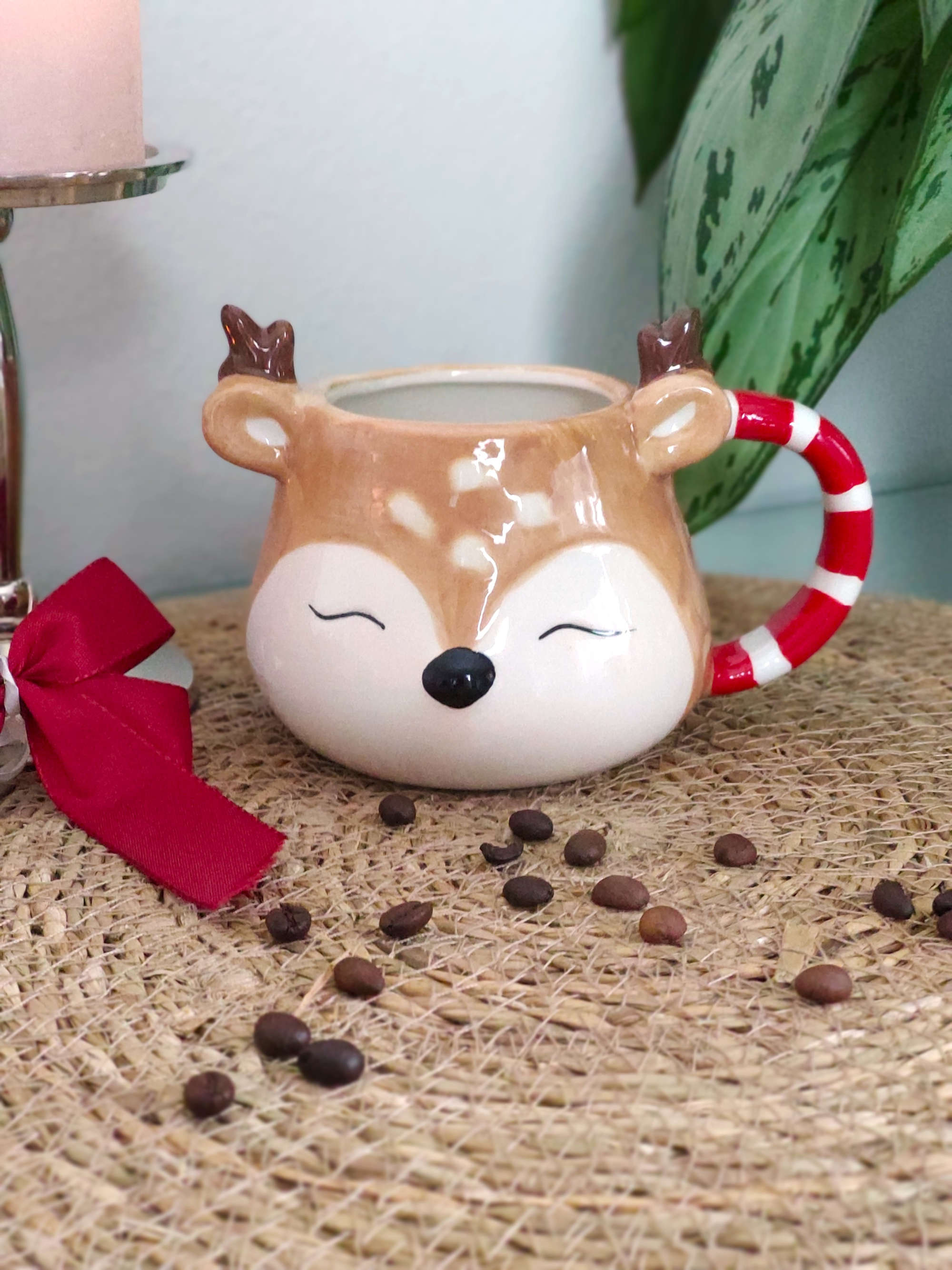 Ein Becher aus Keramik Hirsch in Beige Braun mit Dekoration 