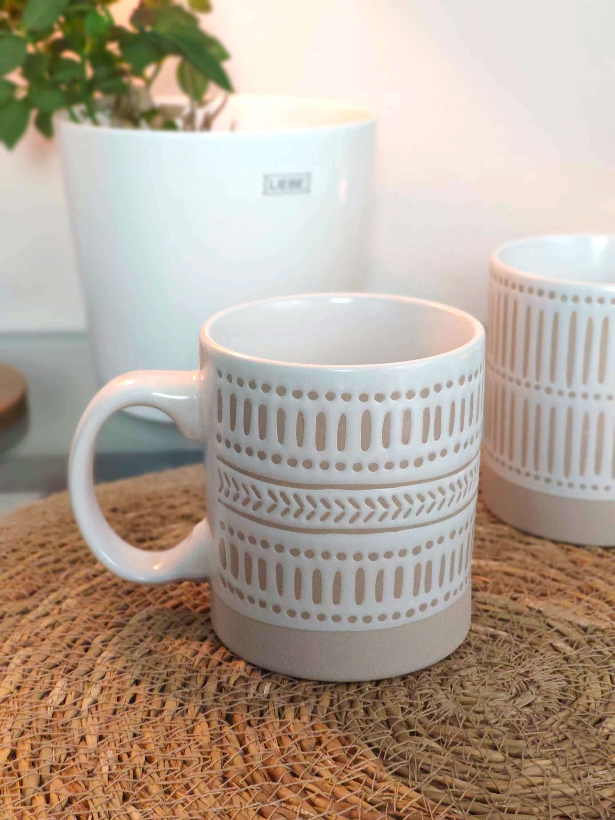 Becher aus Steingut Beige Weiss mit Dekoration 