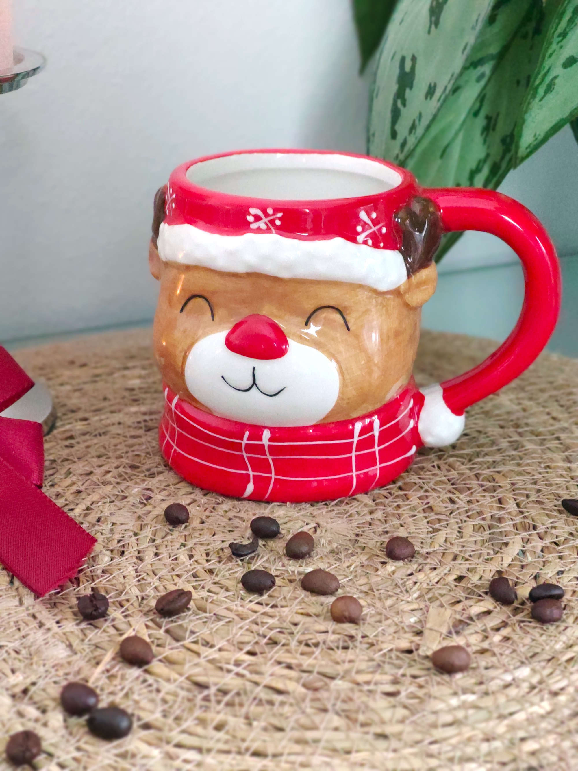 Ein Becher aus Keramik Hirsch Motiv in Rot mit Dekorationen