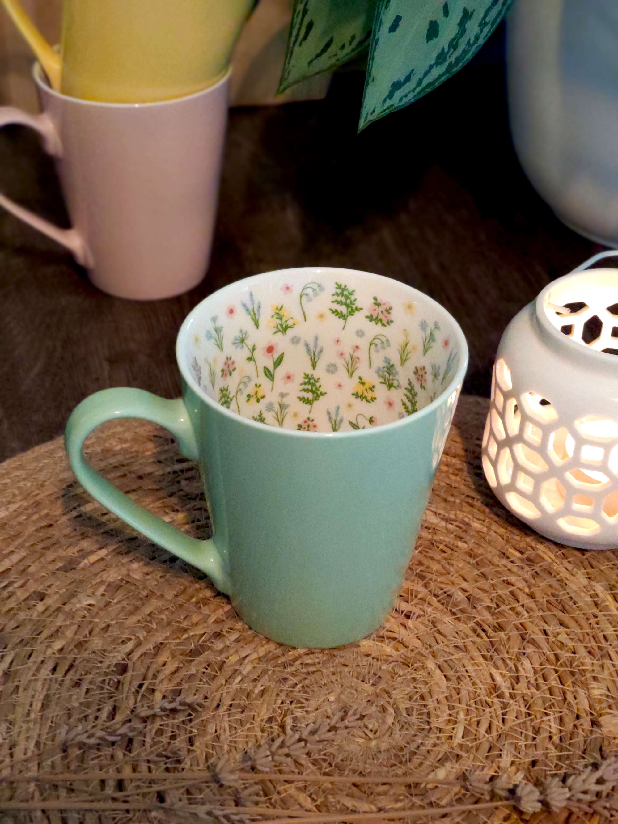Becher aus Porzellan in Grün und Innenseite mit Blumen Motiv und Dekoration