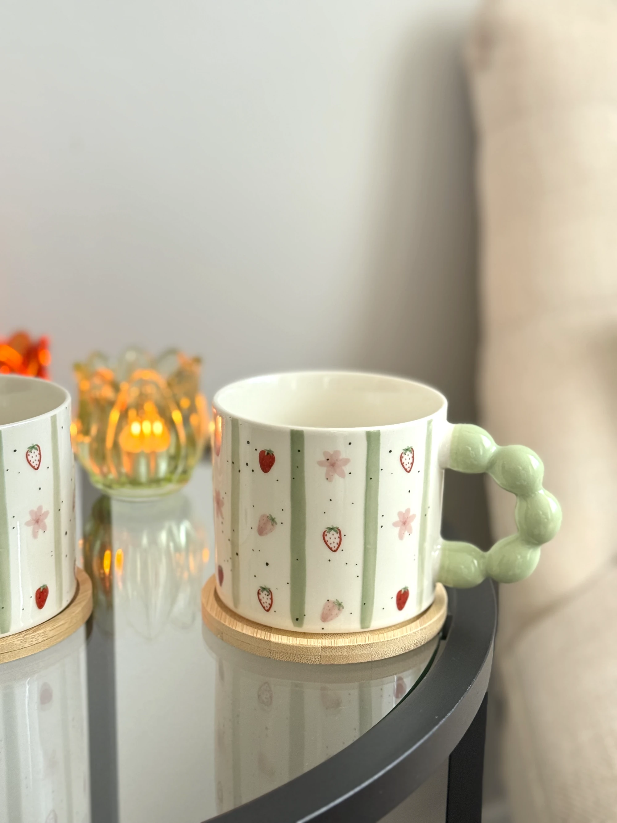 Becher Erdbeeren Grün Perlengriff