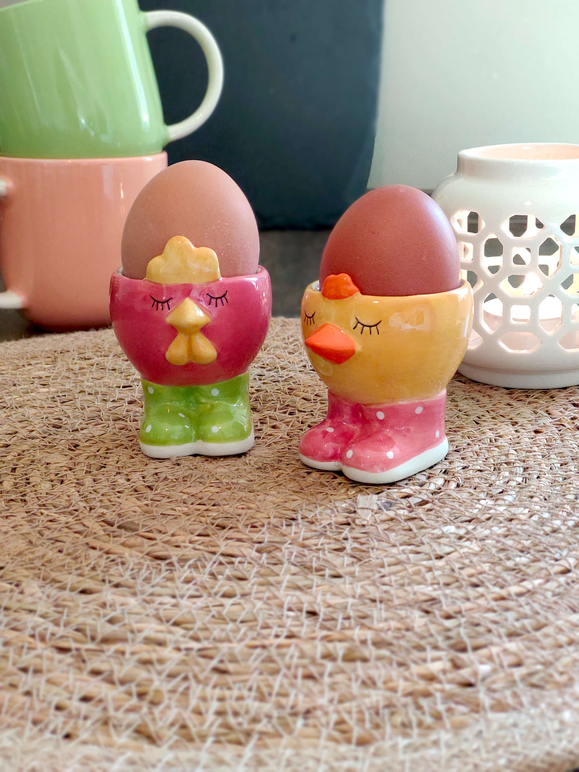 Eierbecher aus Kueken aus Keramik bunt mit Dekoration